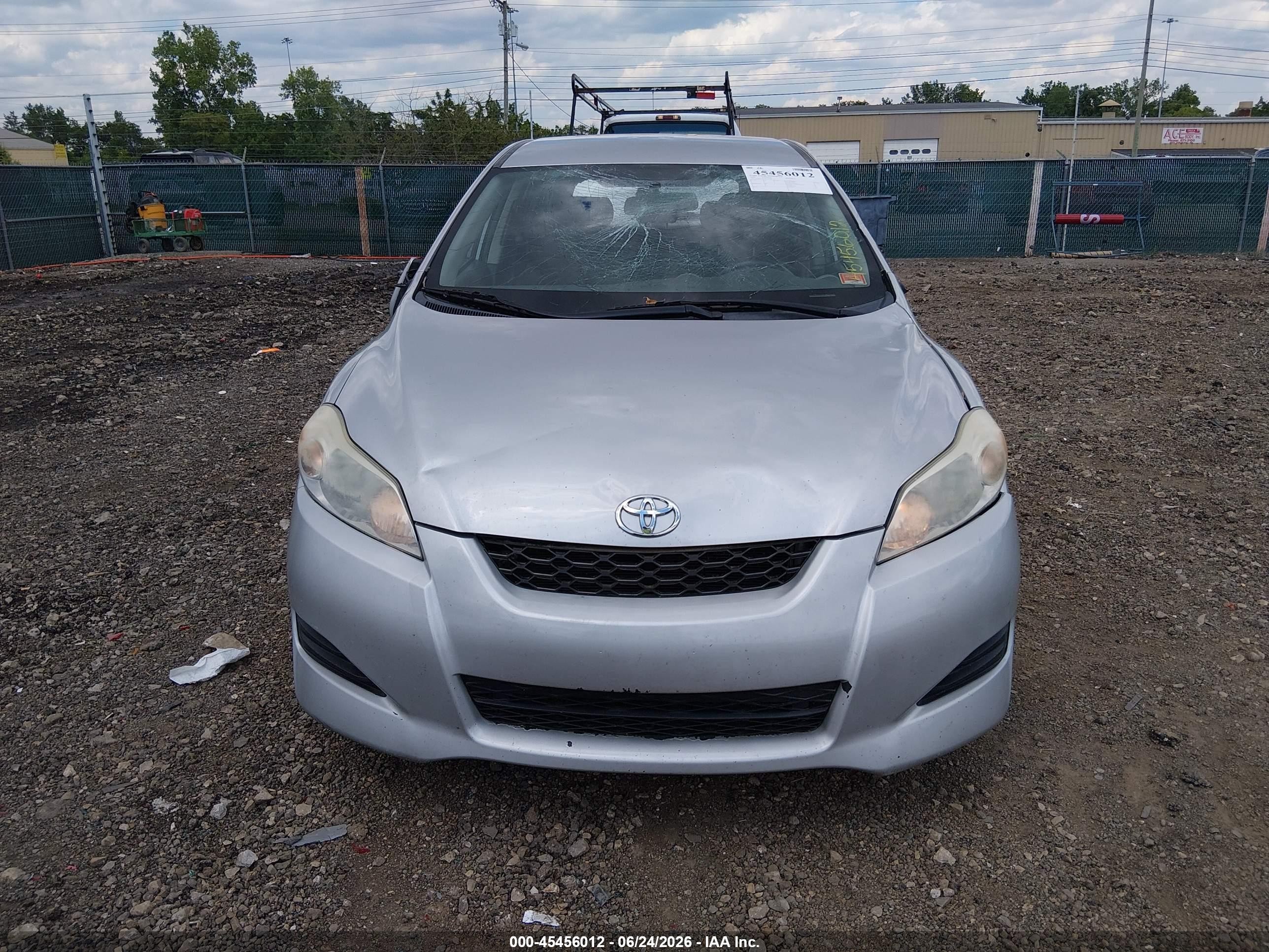 2009 Toyota Matrix   Silver vin: 2T1KU40E19C123700