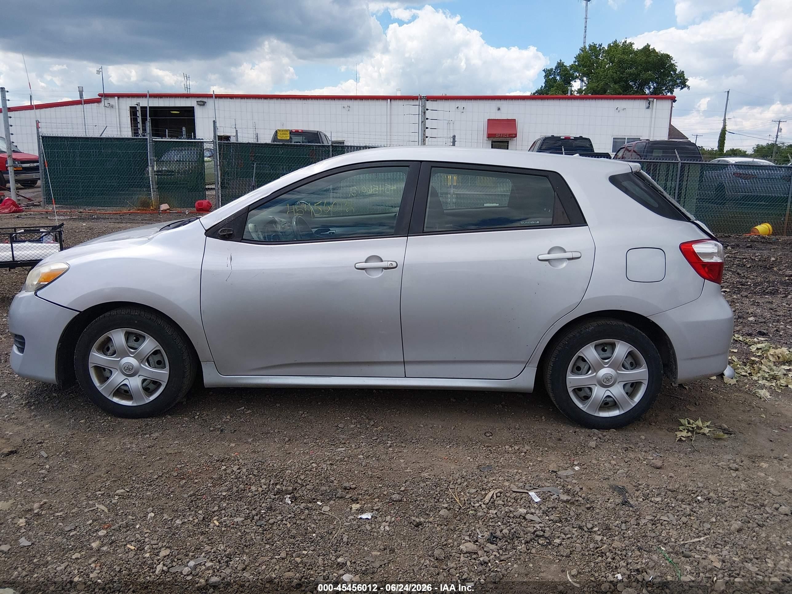 2009 Toyota Matrix   Silver vin: 2T1KU40E19C123700