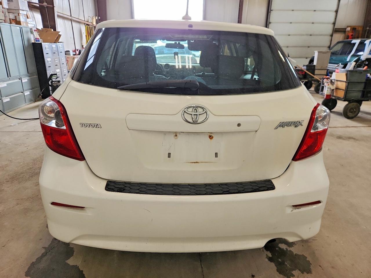 2009 Toyota Matrix Base White vin: 2T1KU40E49C039242