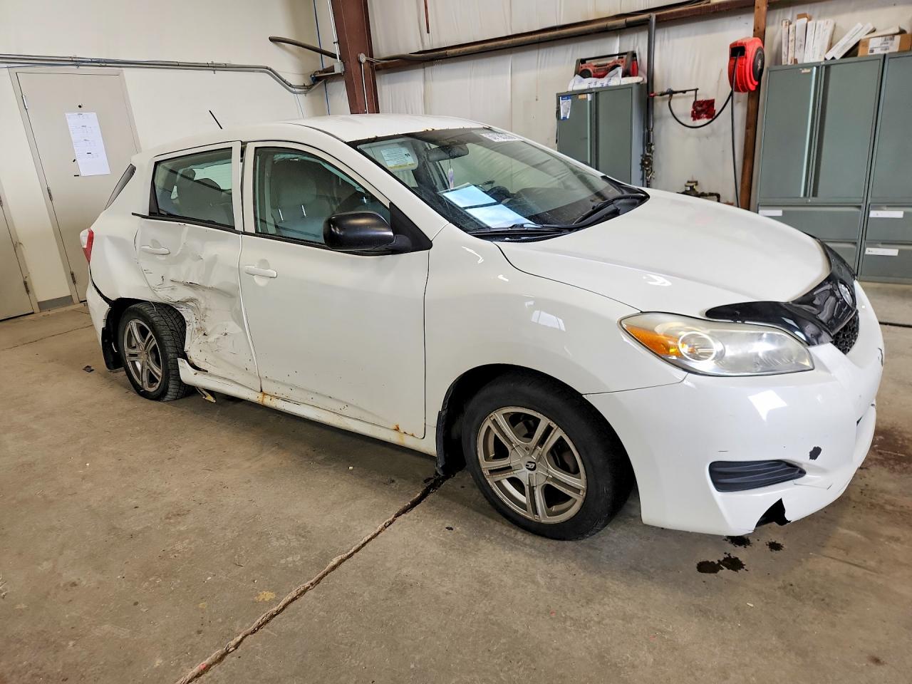2009 Toyota Matrix Base White vin: 2T1KU40E49C039242