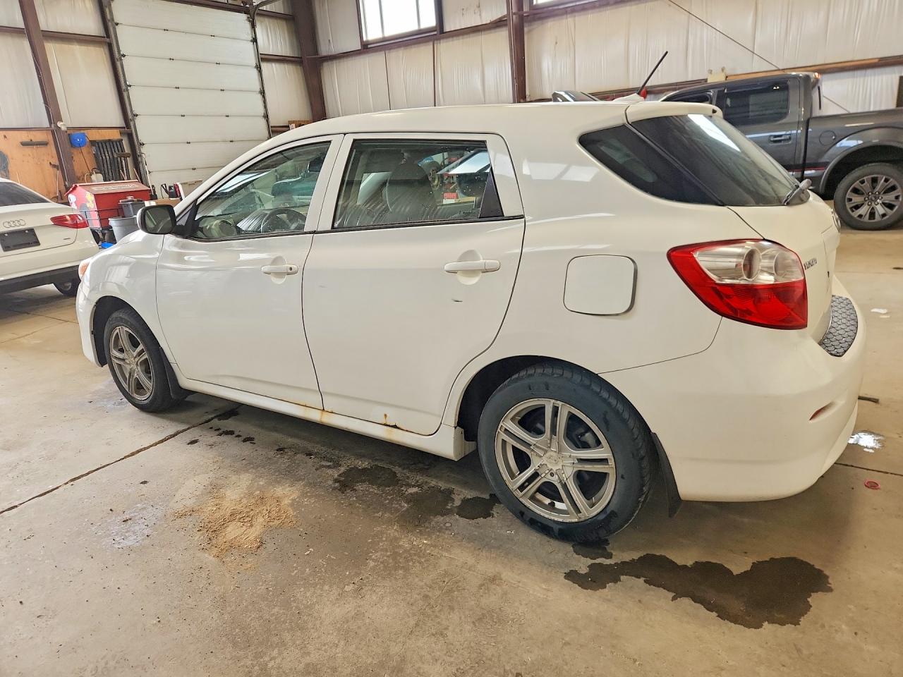 2009 Toyota Matrix Base White vin: 2T1KU40E49C039242