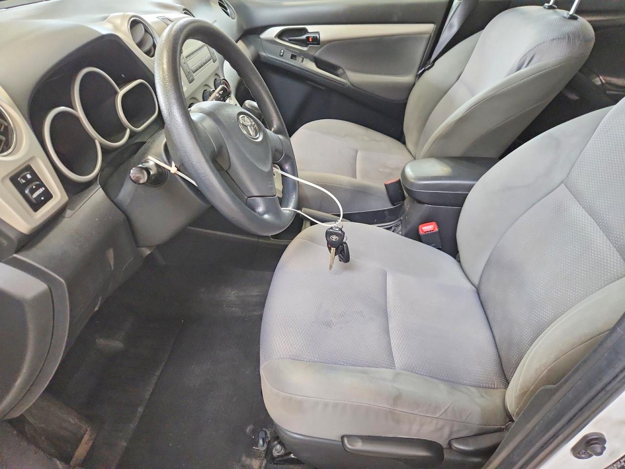 2009 Toyota Matrix Base White vin: 2T1KU40E49C039242