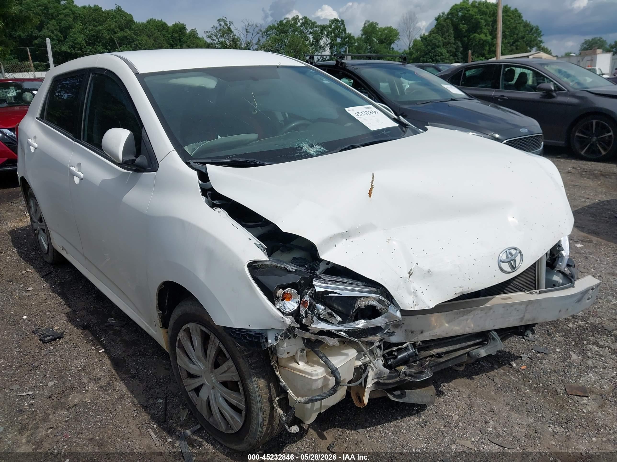 2009 Toyota Matrix   White vin: 2T1KU40E49C070930