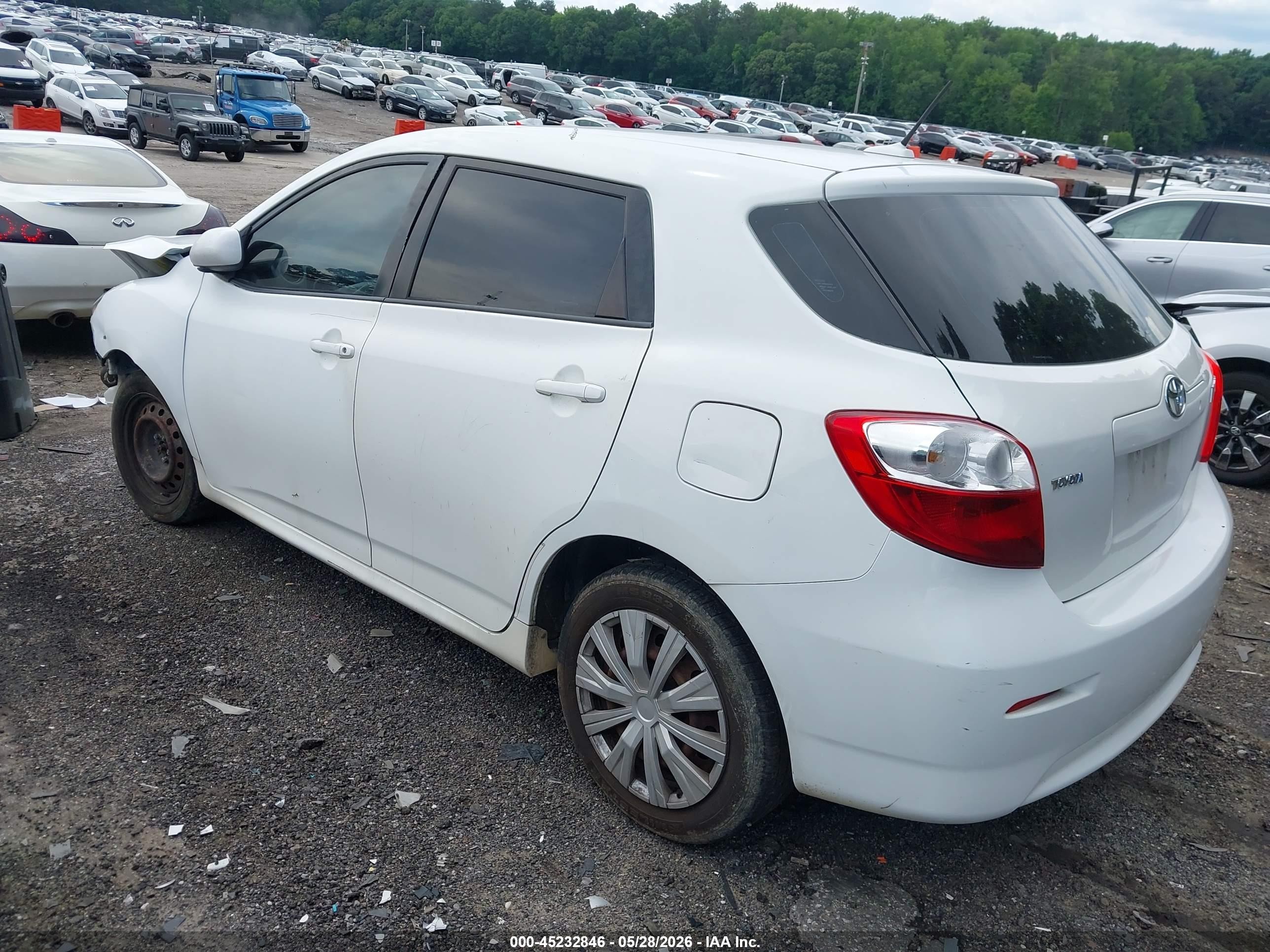 2009 Toyota Matrix   White vin: 2T1KU40E49C070930