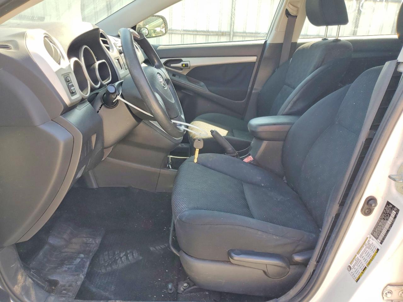 2009 Toyota Matrix Base White vin: 2T1KU40E59C015757