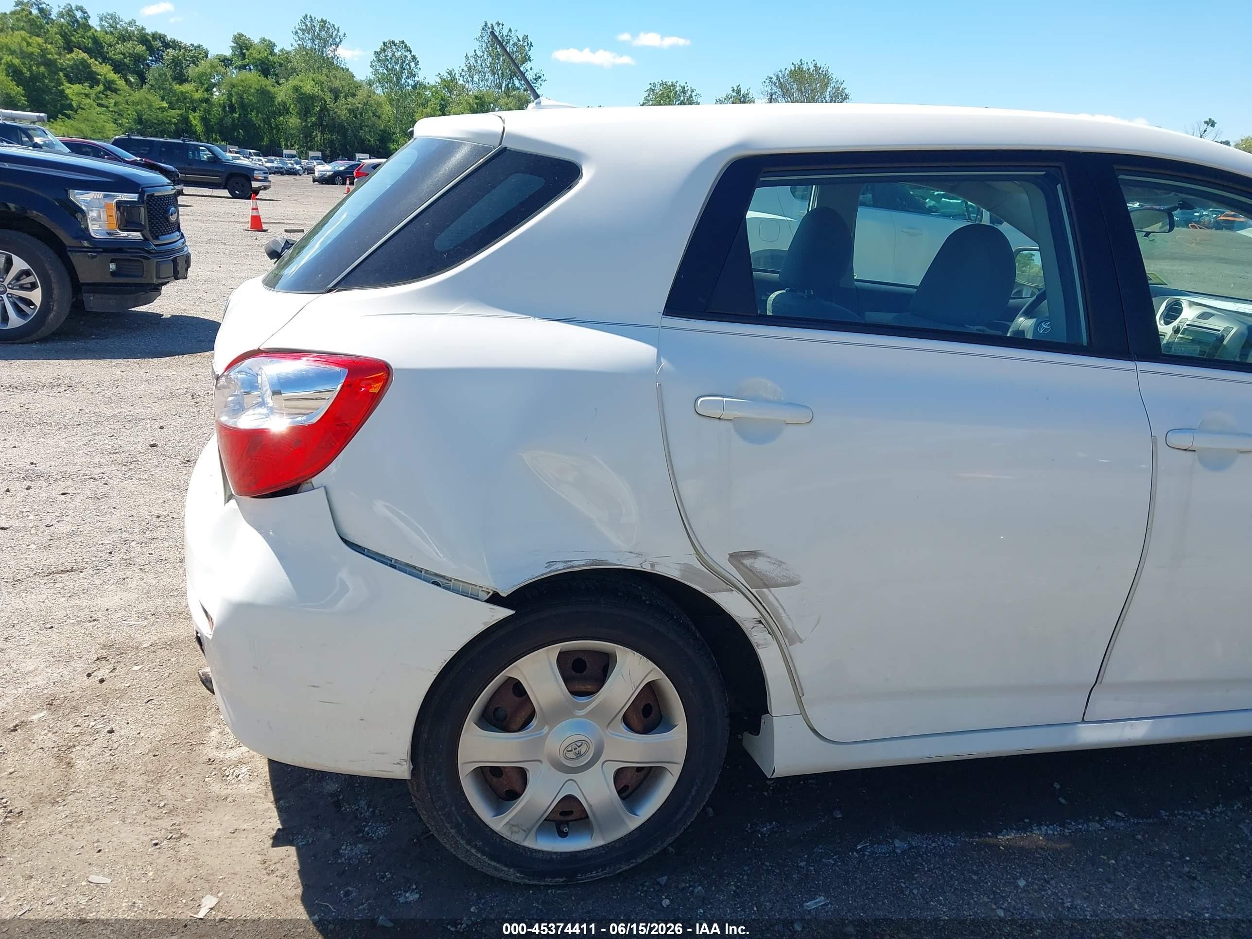 2009 Toyota Matrix   White vin: 2T1KU40E59C060925