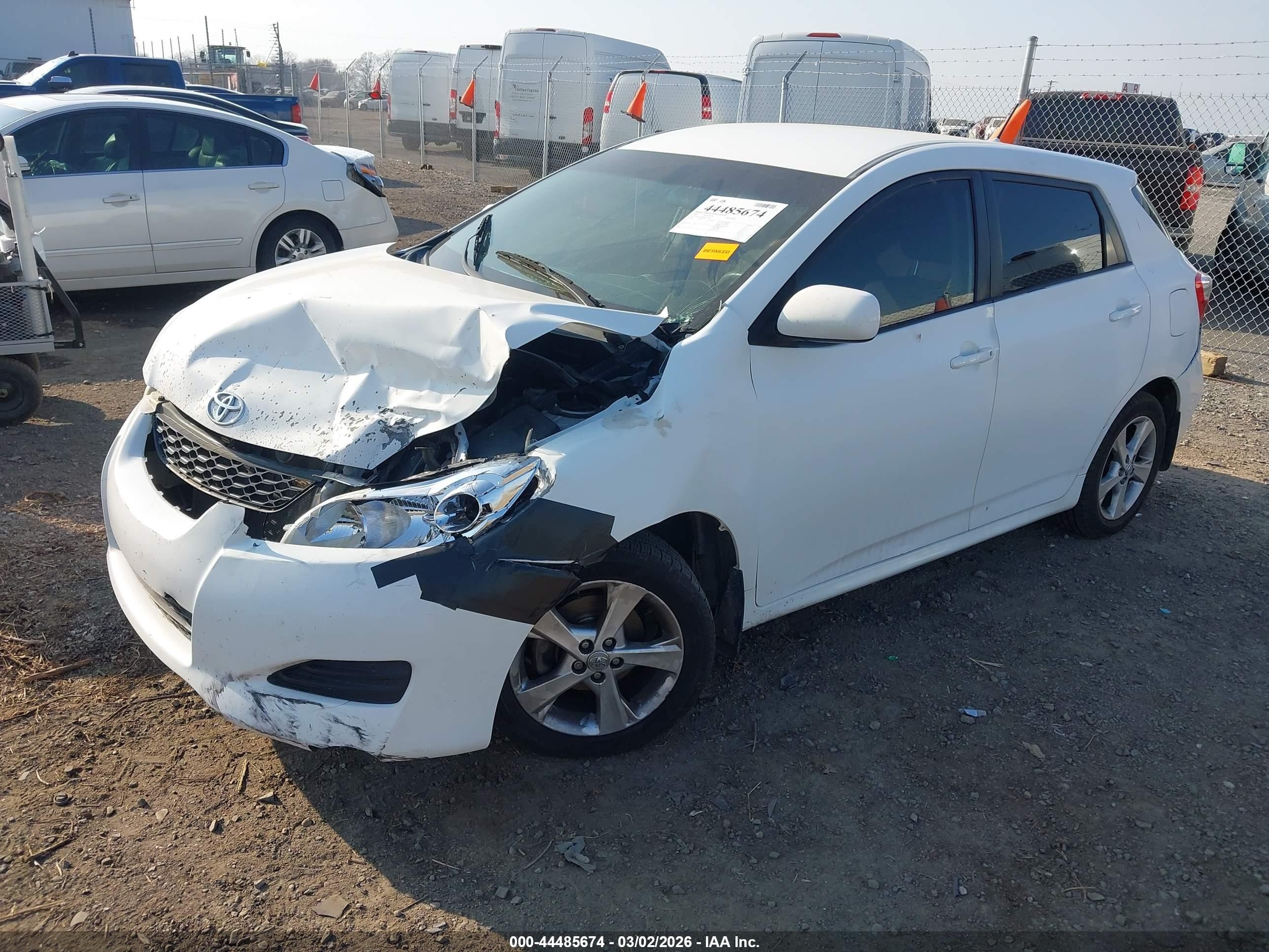 2009 Toyota Matrix   White vin: 2T1KU40E69C075790