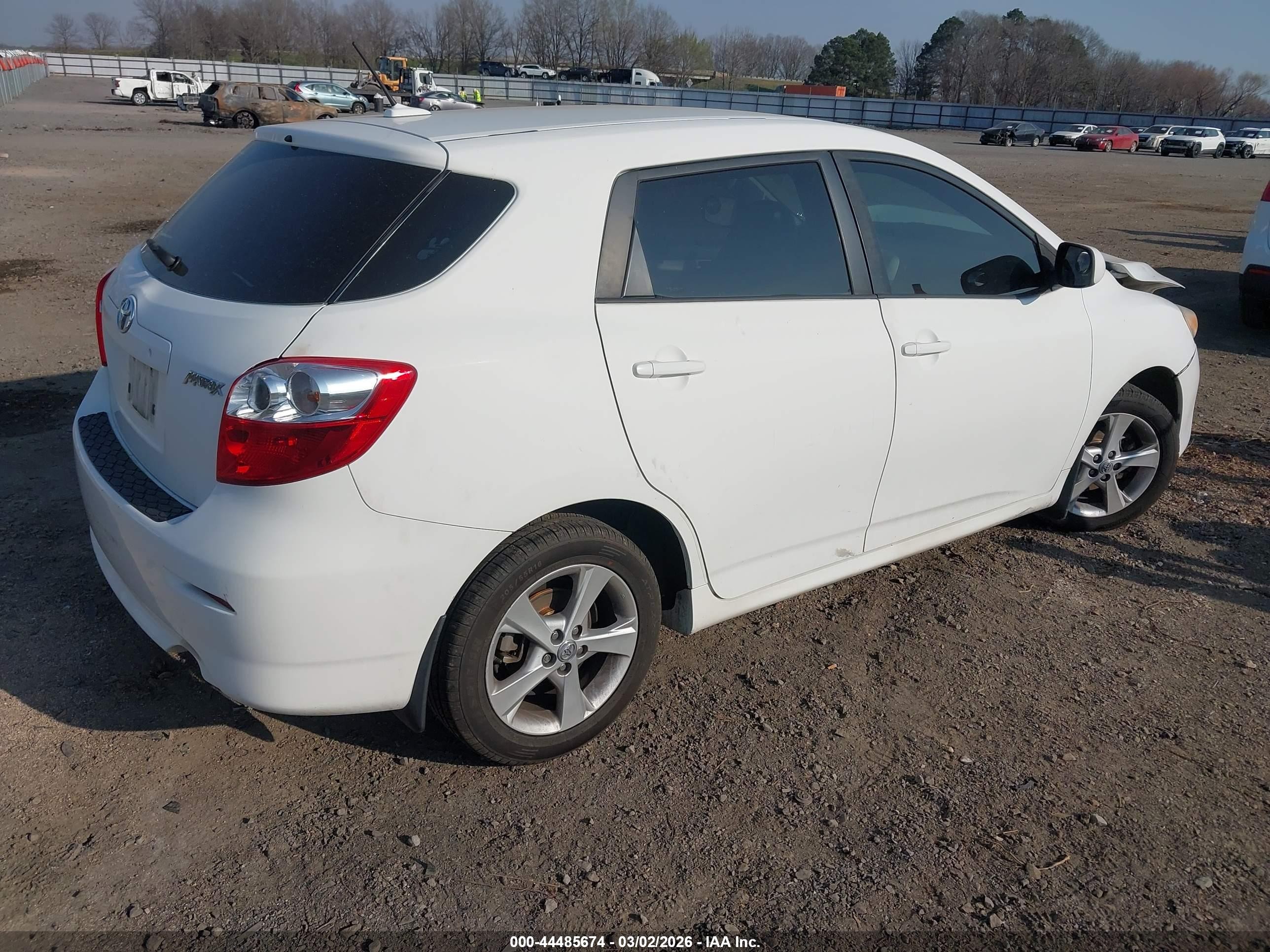 2009 Toyota Matrix   White vin: 2T1KU40E69C075790