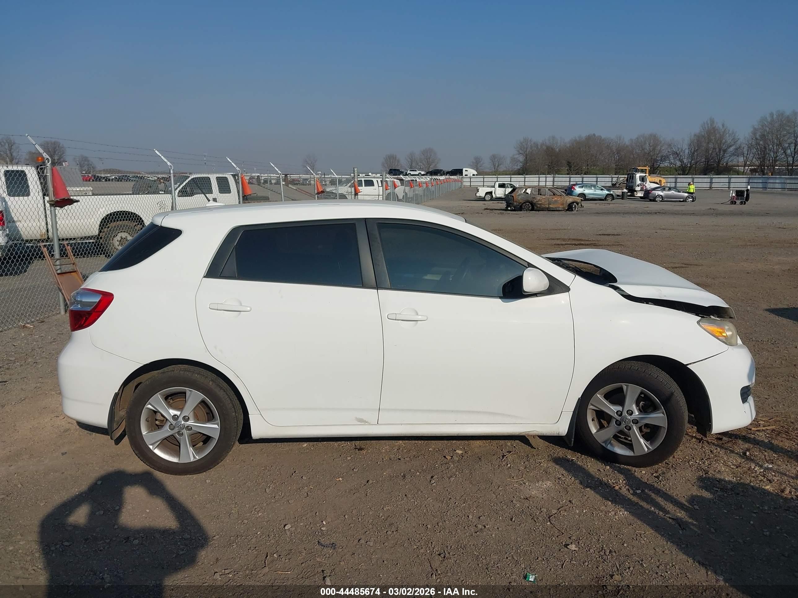 2009 Toyota Matrix   White vin: 2T1KU40E69C075790