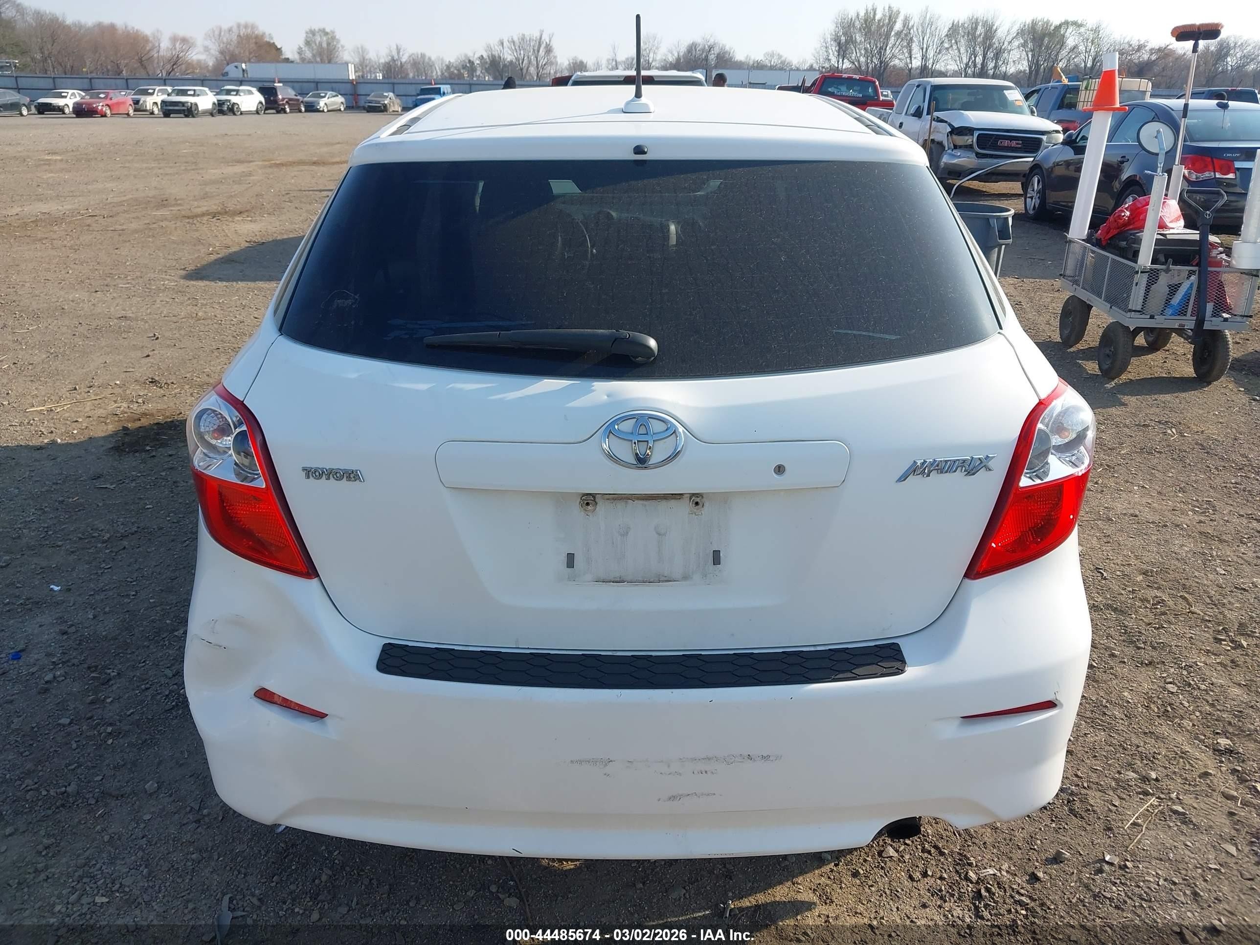 2009 Toyota Matrix   White vin: 2T1KU40E69C075790