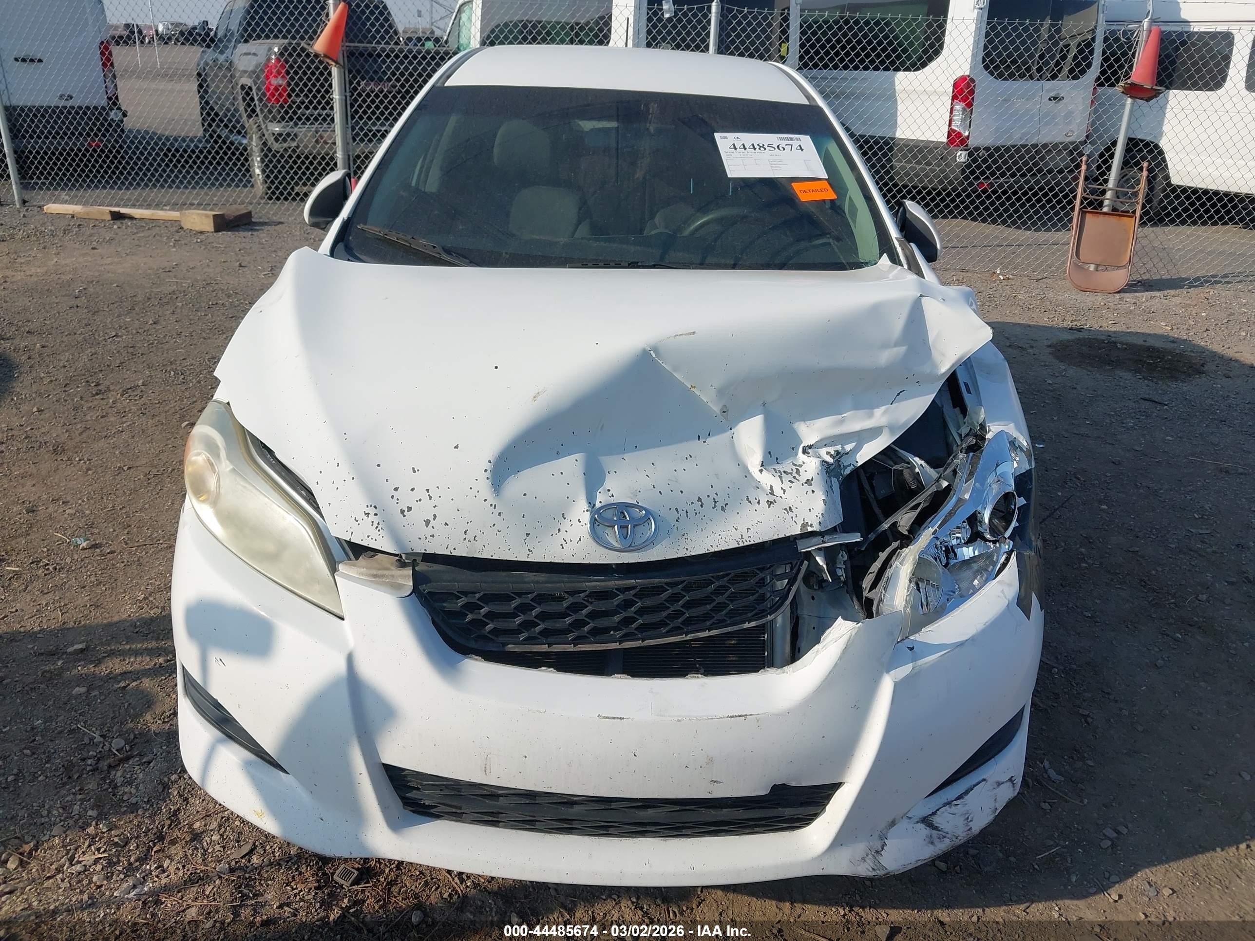2009 Toyota Matrix   White vin: 2T1KU40E69C075790