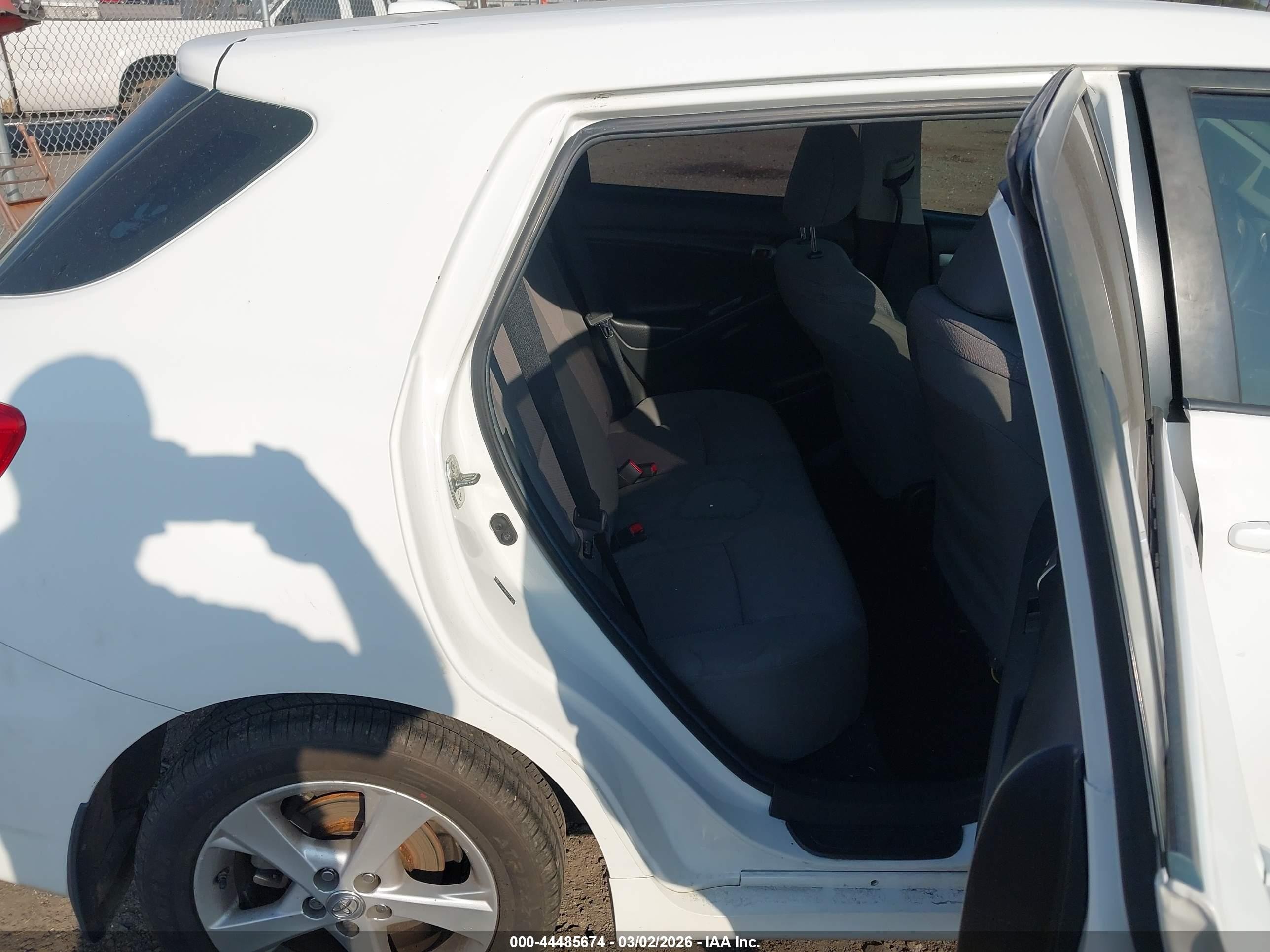 2009 Toyota Matrix   White vin: 2T1KU40E69C075790