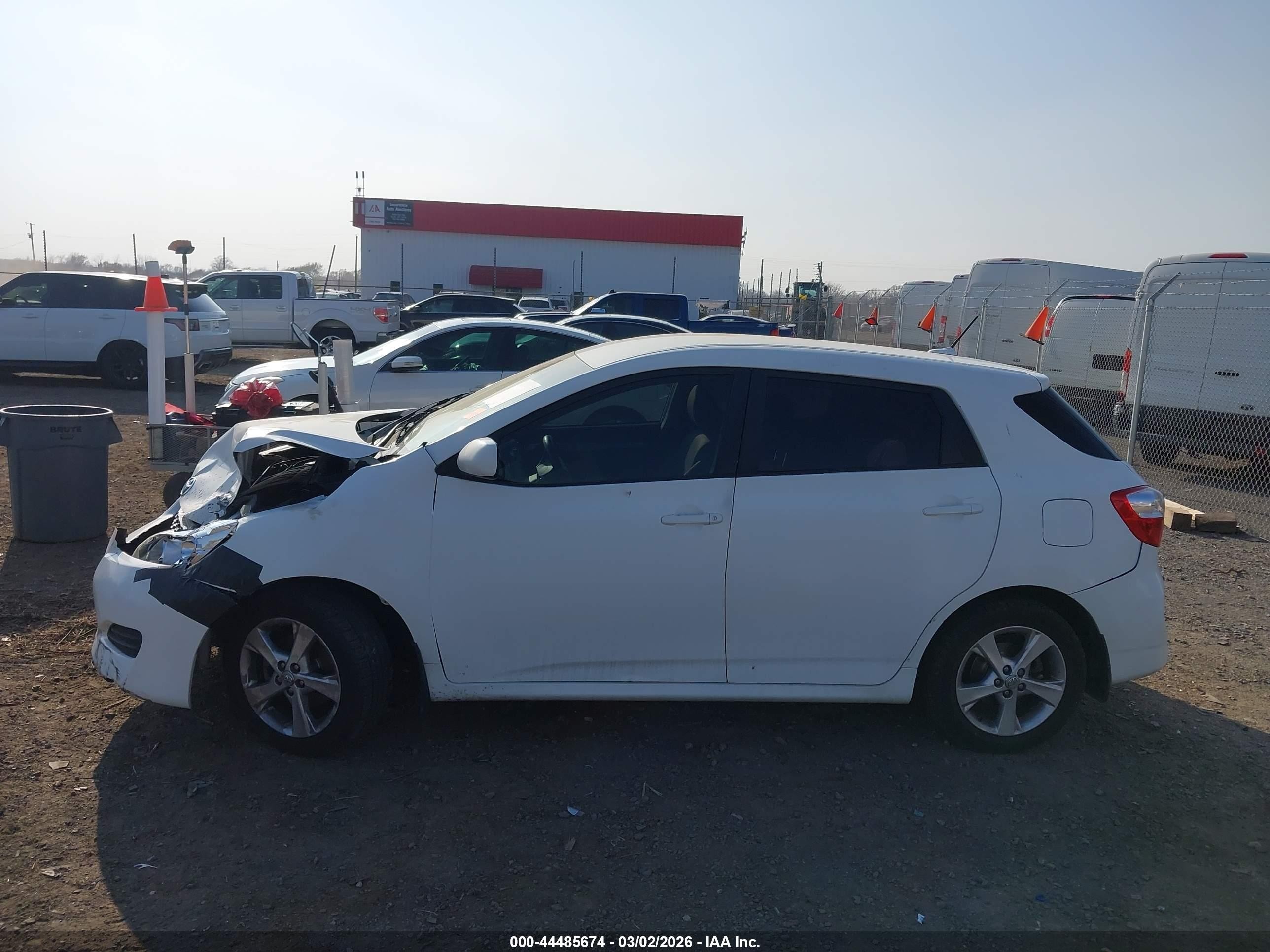 2009 Toyota Matrix   White vin: 2T1KU40E69C075790