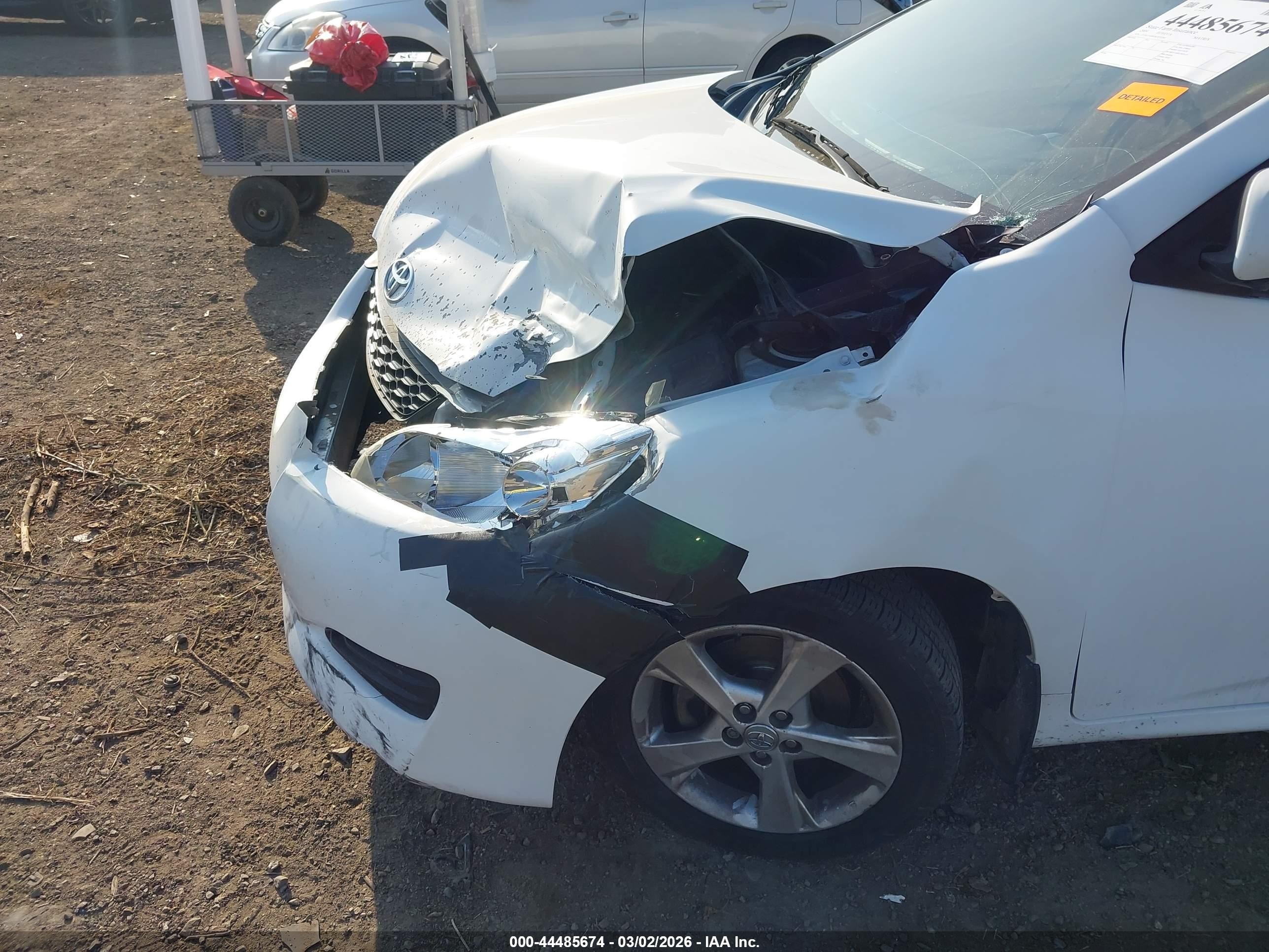 2009 Toyota Matrix   White vin: 2T1KU40E69C075790