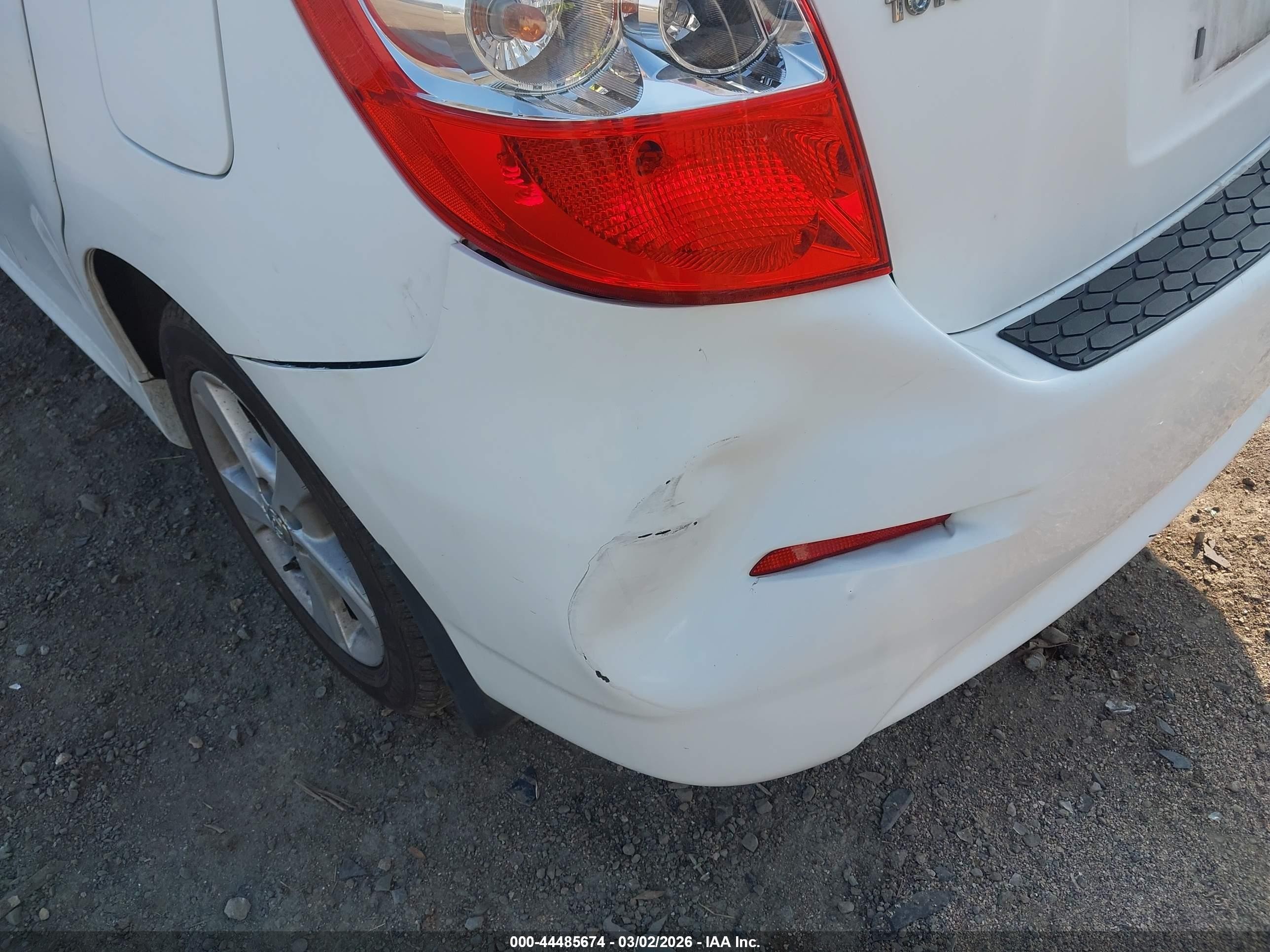 2009 Toyota Matrix   White vin: 2T1KU40E69C075790