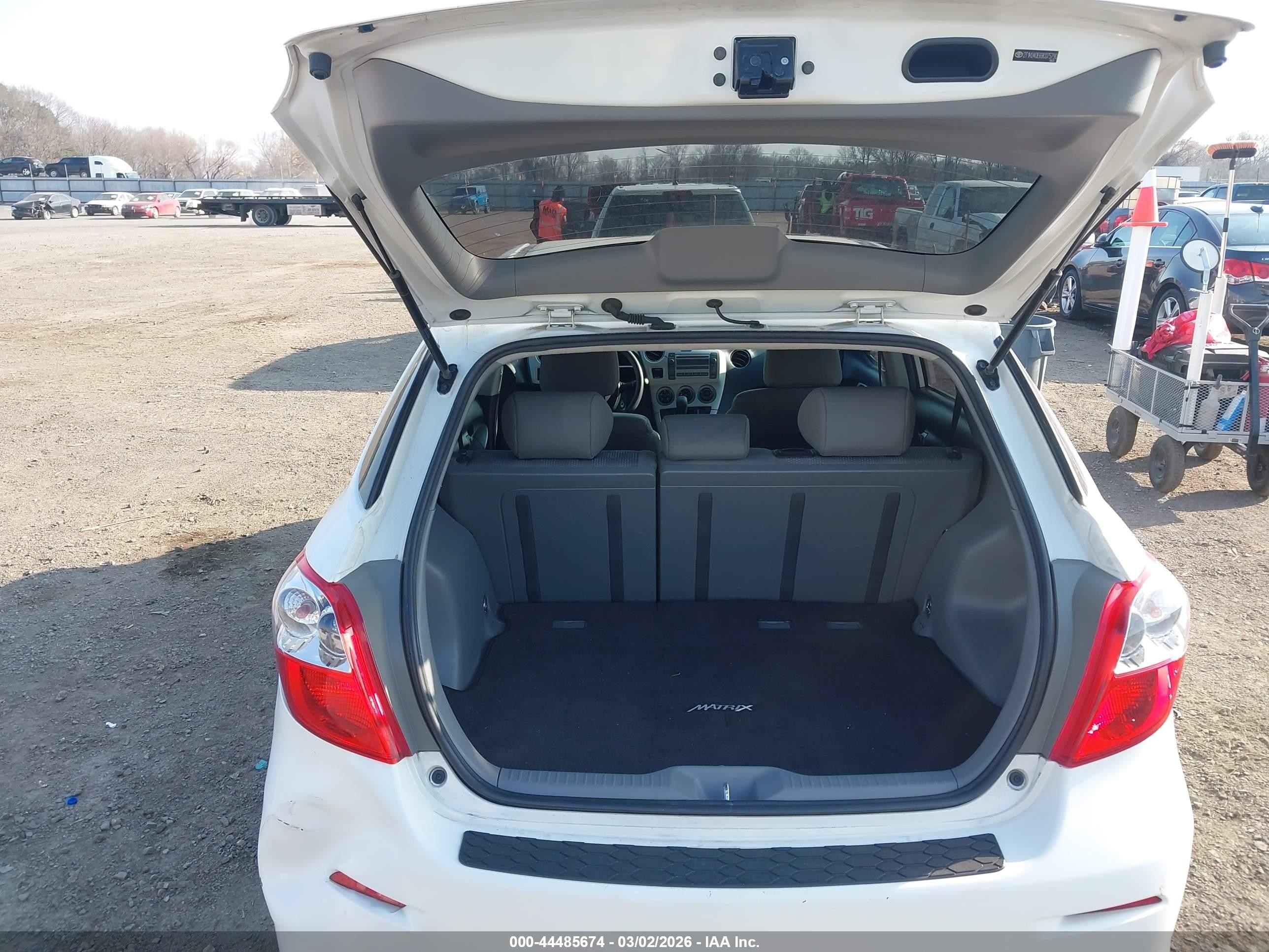 2009 Toyota Matrix   White vin: 2T1KU40E69C075790