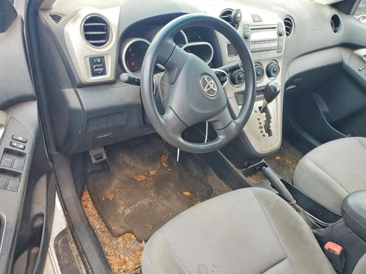 2009 Toyota Matrix Base White vin: 2T1KU40E69C100073