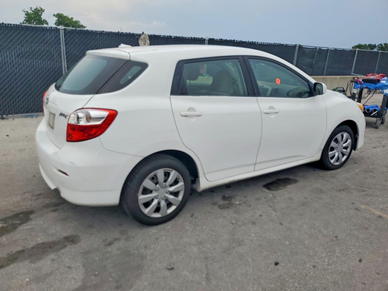 2009 Toyota Matrix Base White vin: 2T1KU40E69C100073