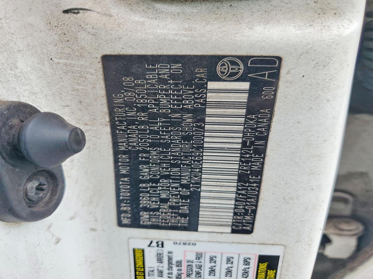 2009 Toyota Matrix Base White vin: 2T1KU40E69C100073