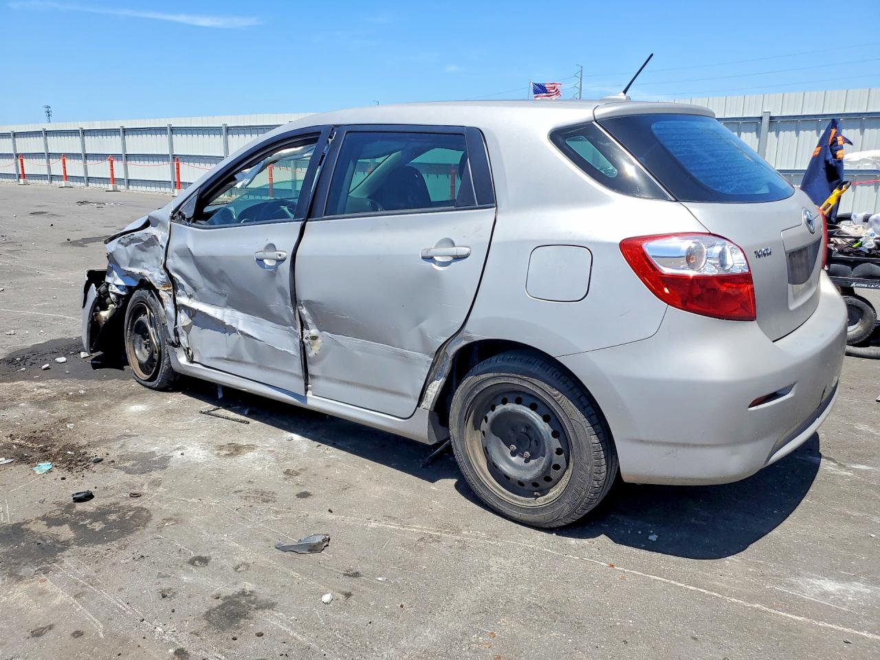 2009 Toyota Matrix Base Silver vin: 2T1KU40E79C018255