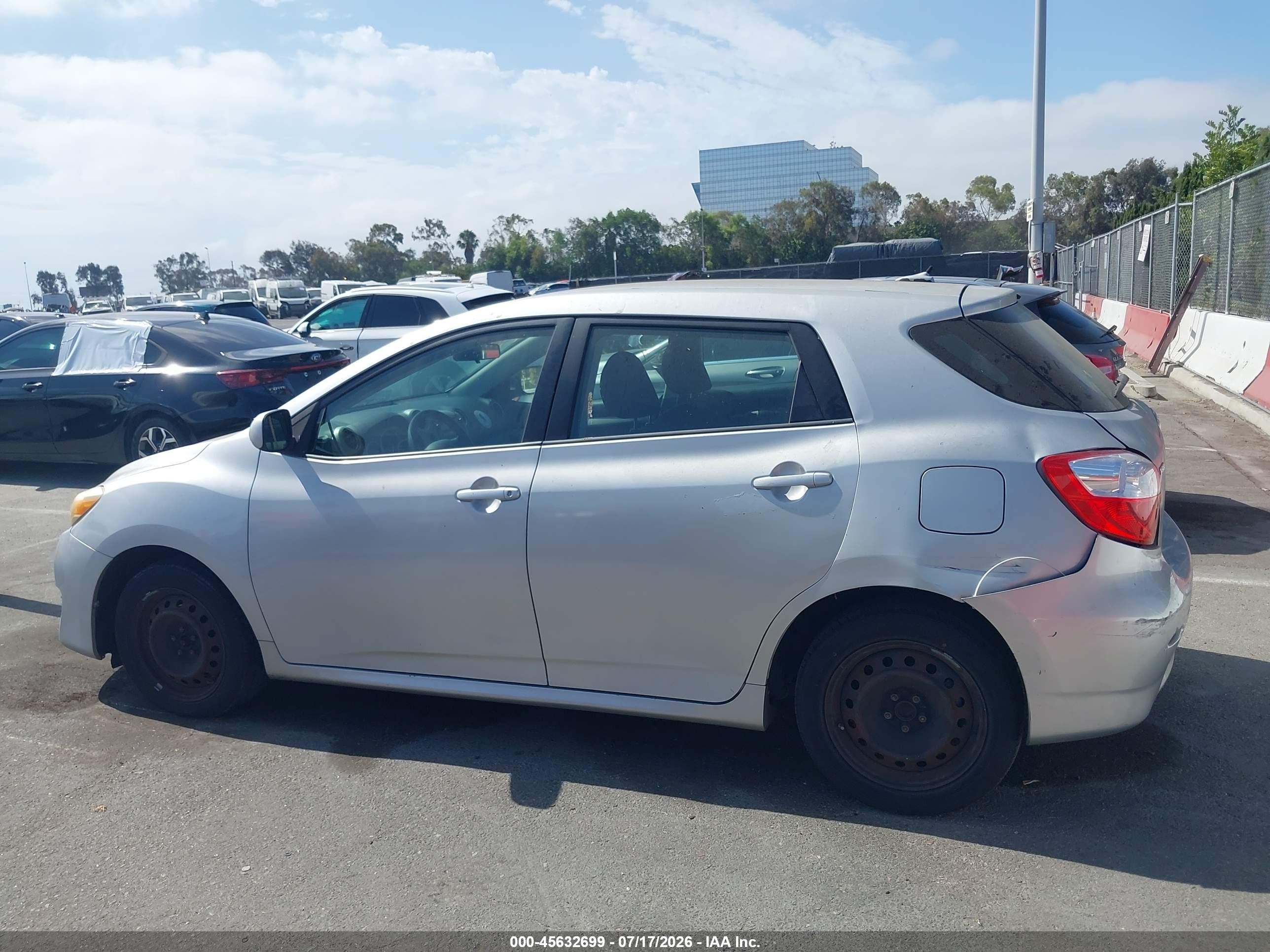 2009 Toyota Matrix   Silver vin: 2T1KU40E89C071109