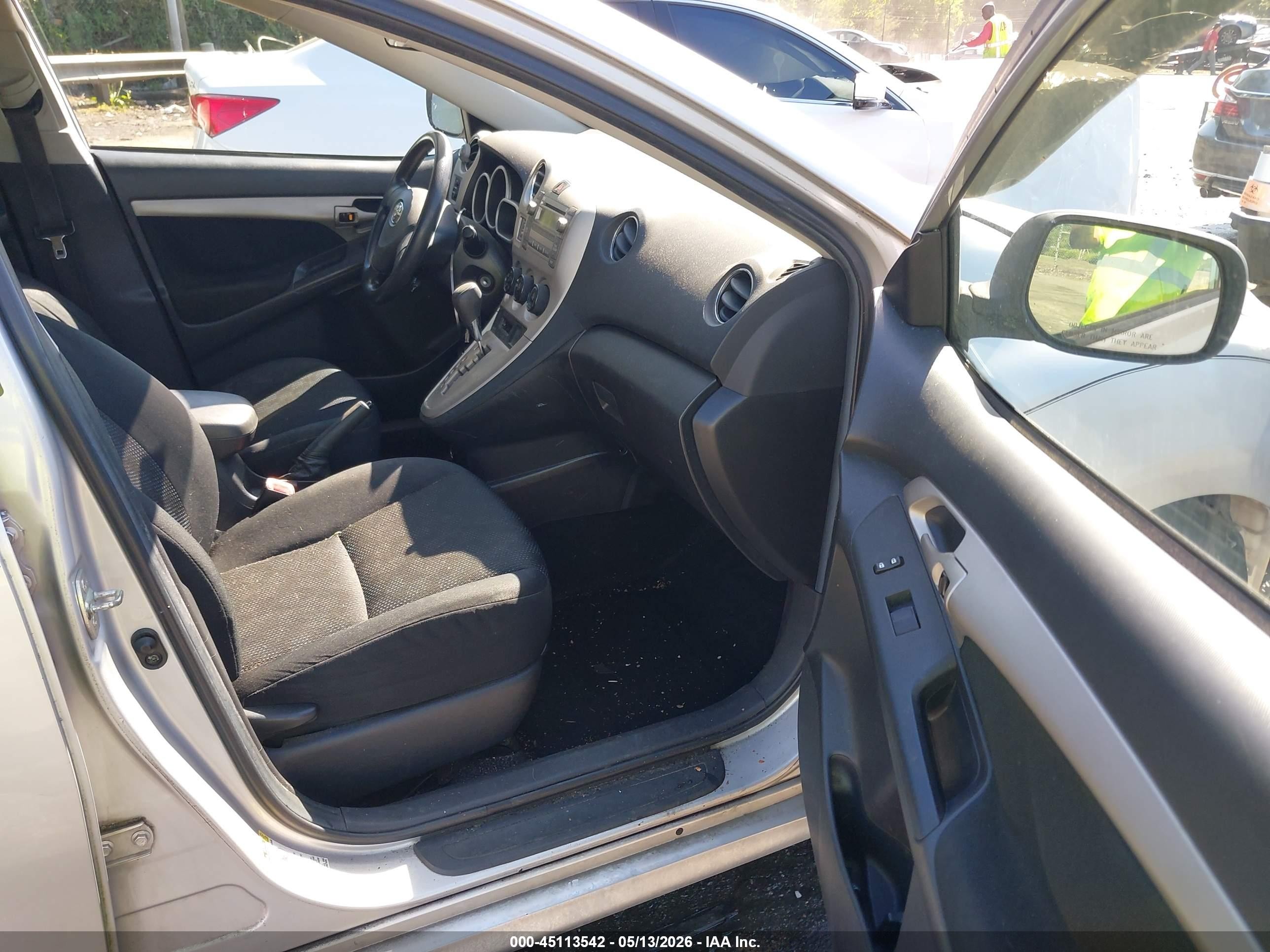 2009 Toyota Matrix   Silver vin: 2T1KU40E99C146836