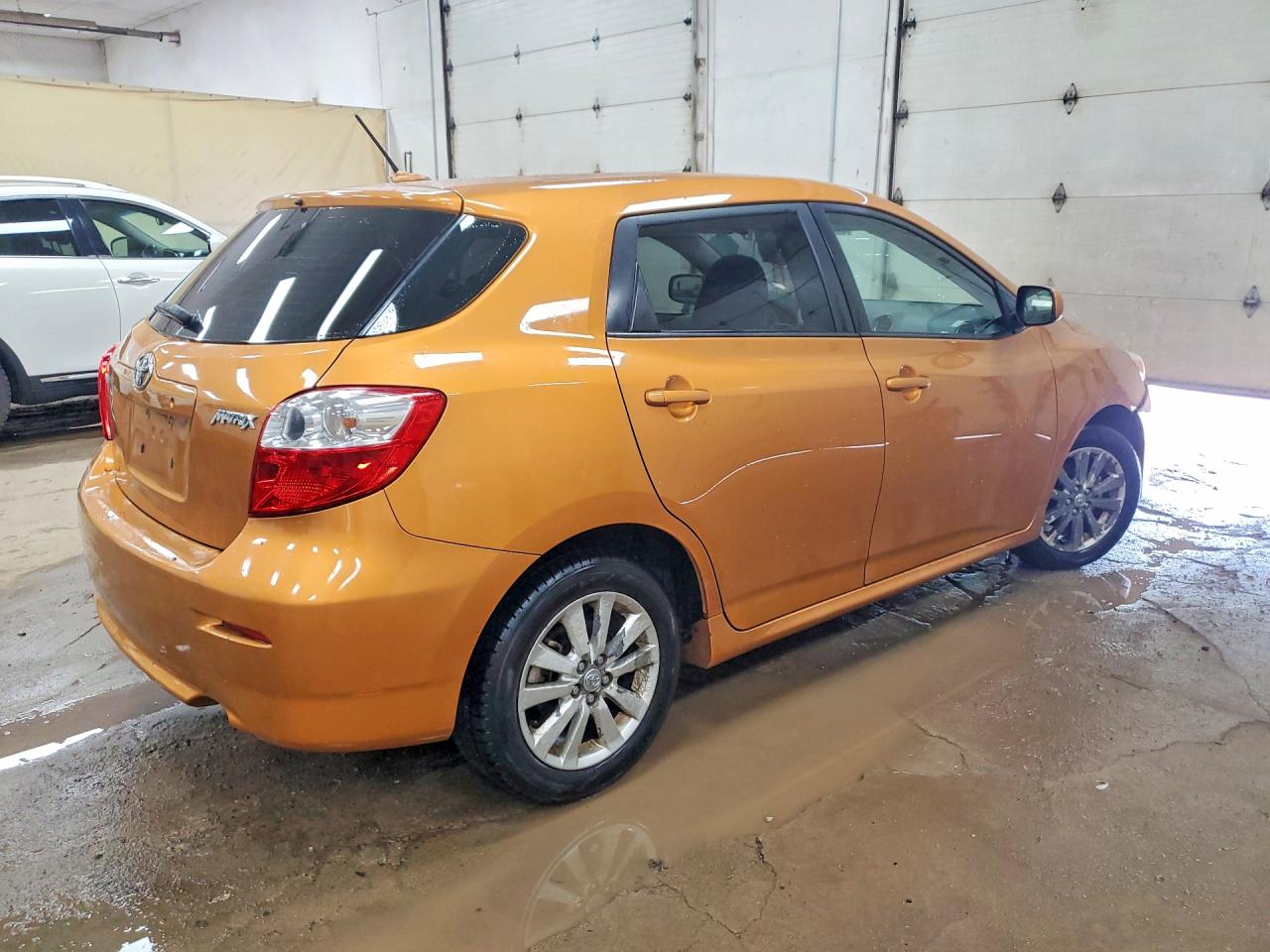 2009 Toyota Matrix Base Orange vin: 2T1KU40EX9C099011