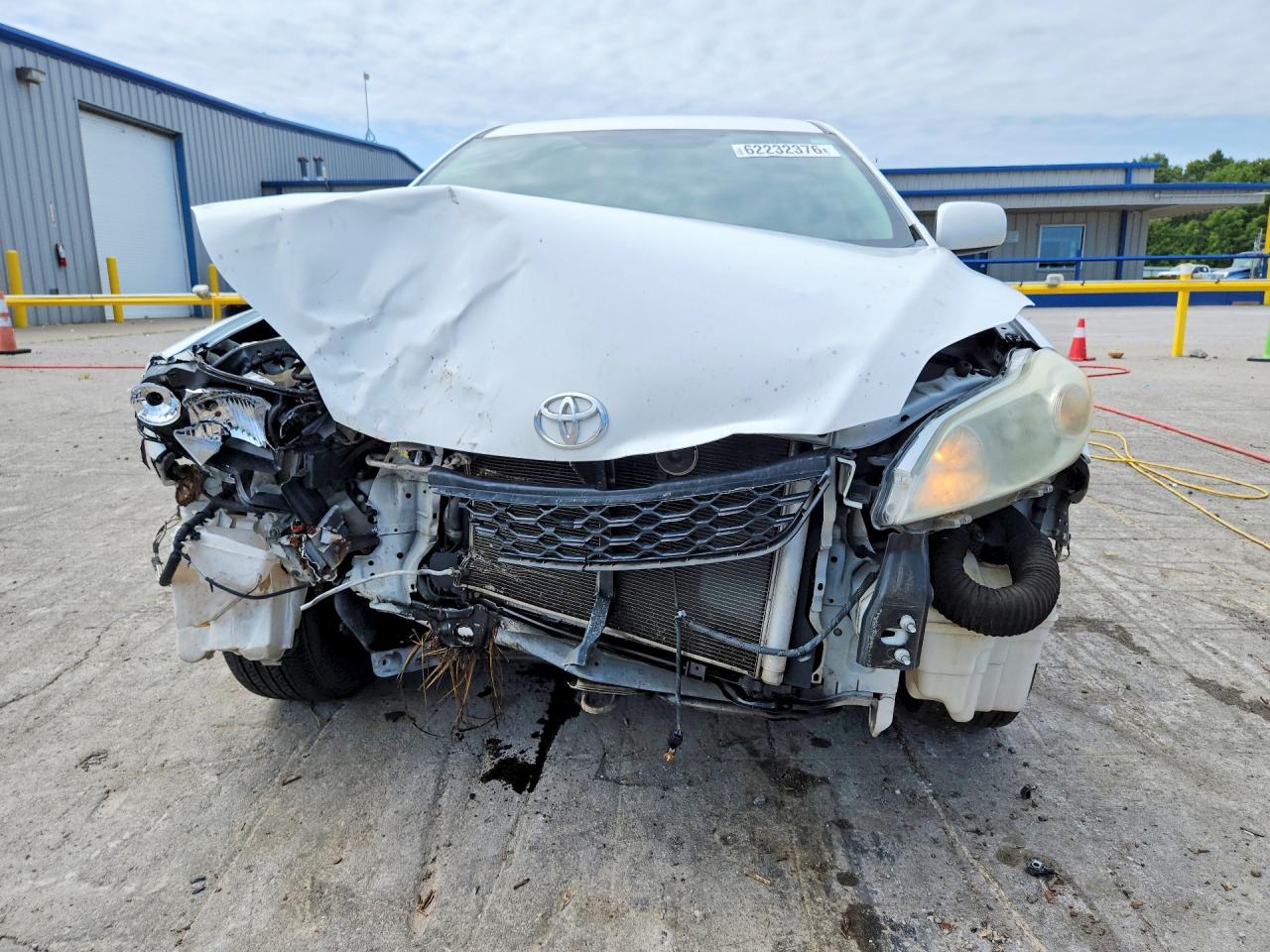 2009 Toyota Matrix Base White vin: 2T1KU40EX9C159398