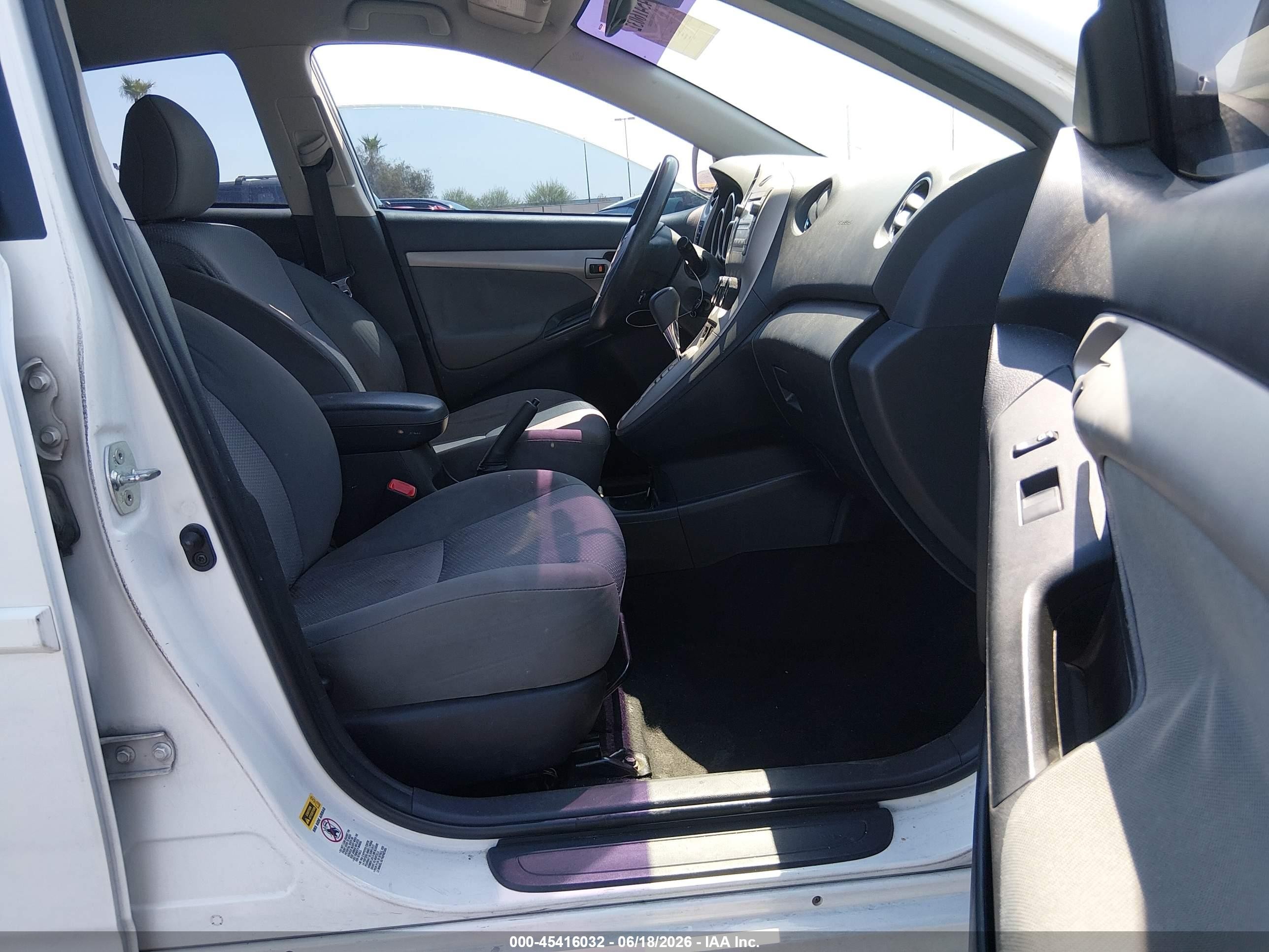 2010 Toyota Matrix   White vin: 2T1KU4EE1AC298042