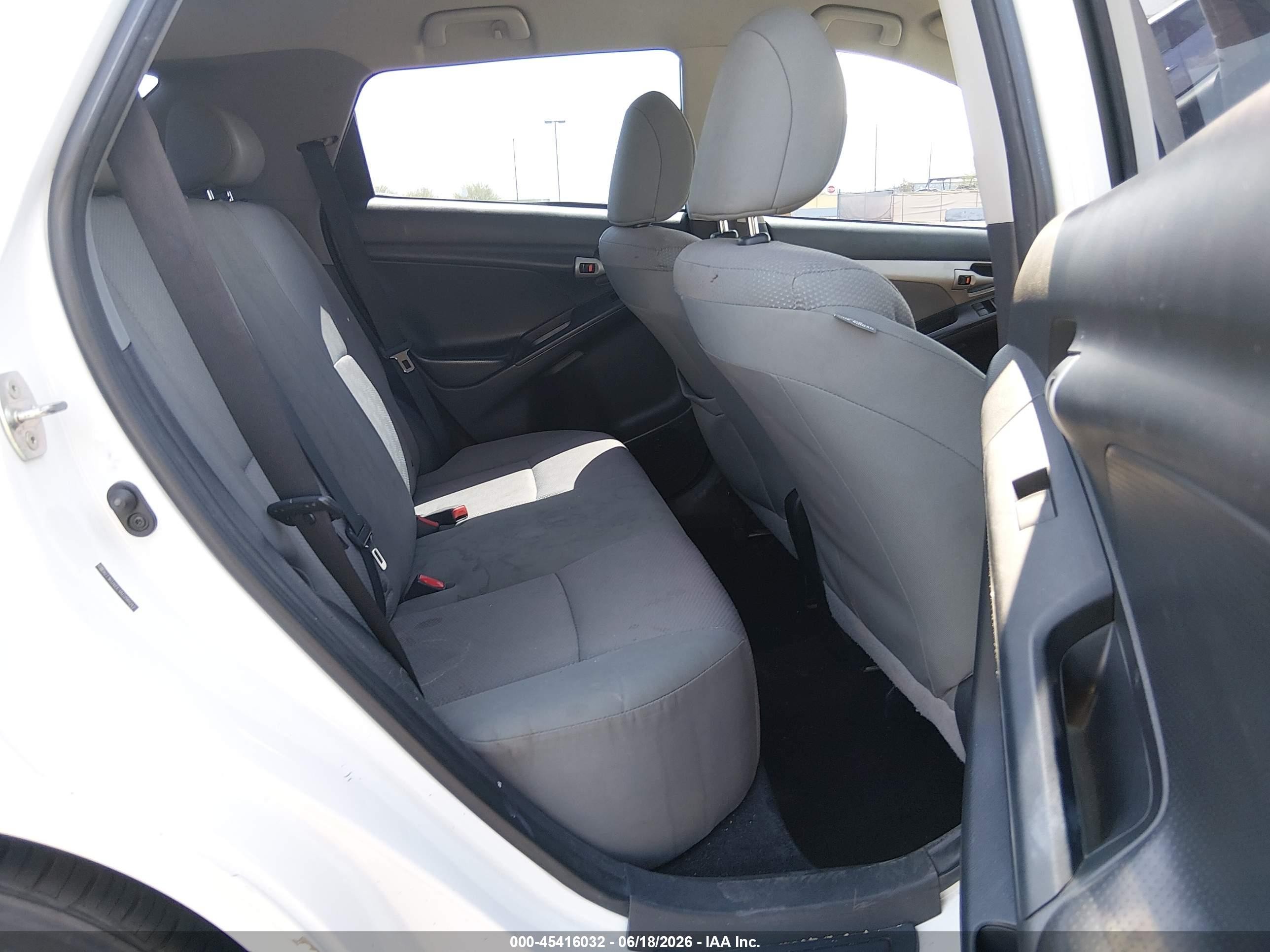 2010 Toyota Matrix   White vin: 2T1KU4EE1AC298042