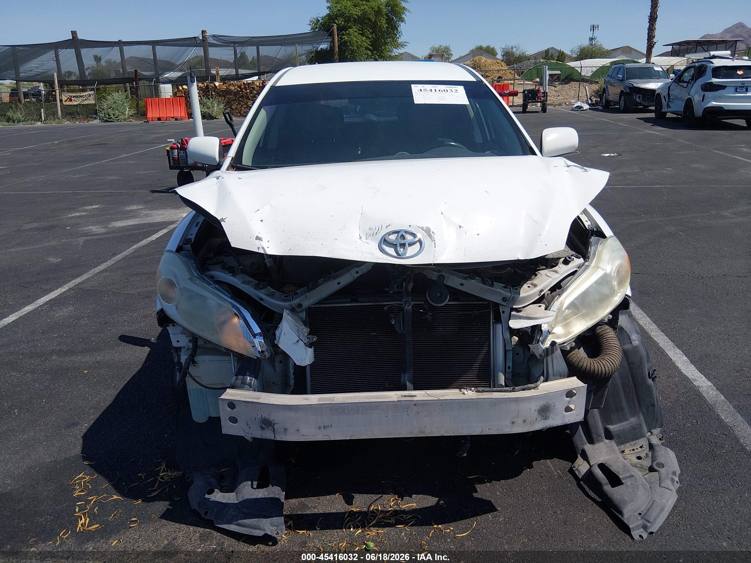 2010 Toyota Matrix   White vin: 2T1KU4EE1AC298042