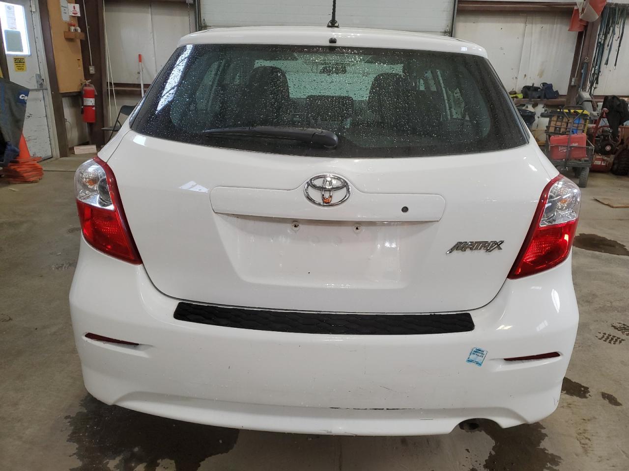 2014 Toyota Matrix Base White vin: 2T1KU4EE1EC129435