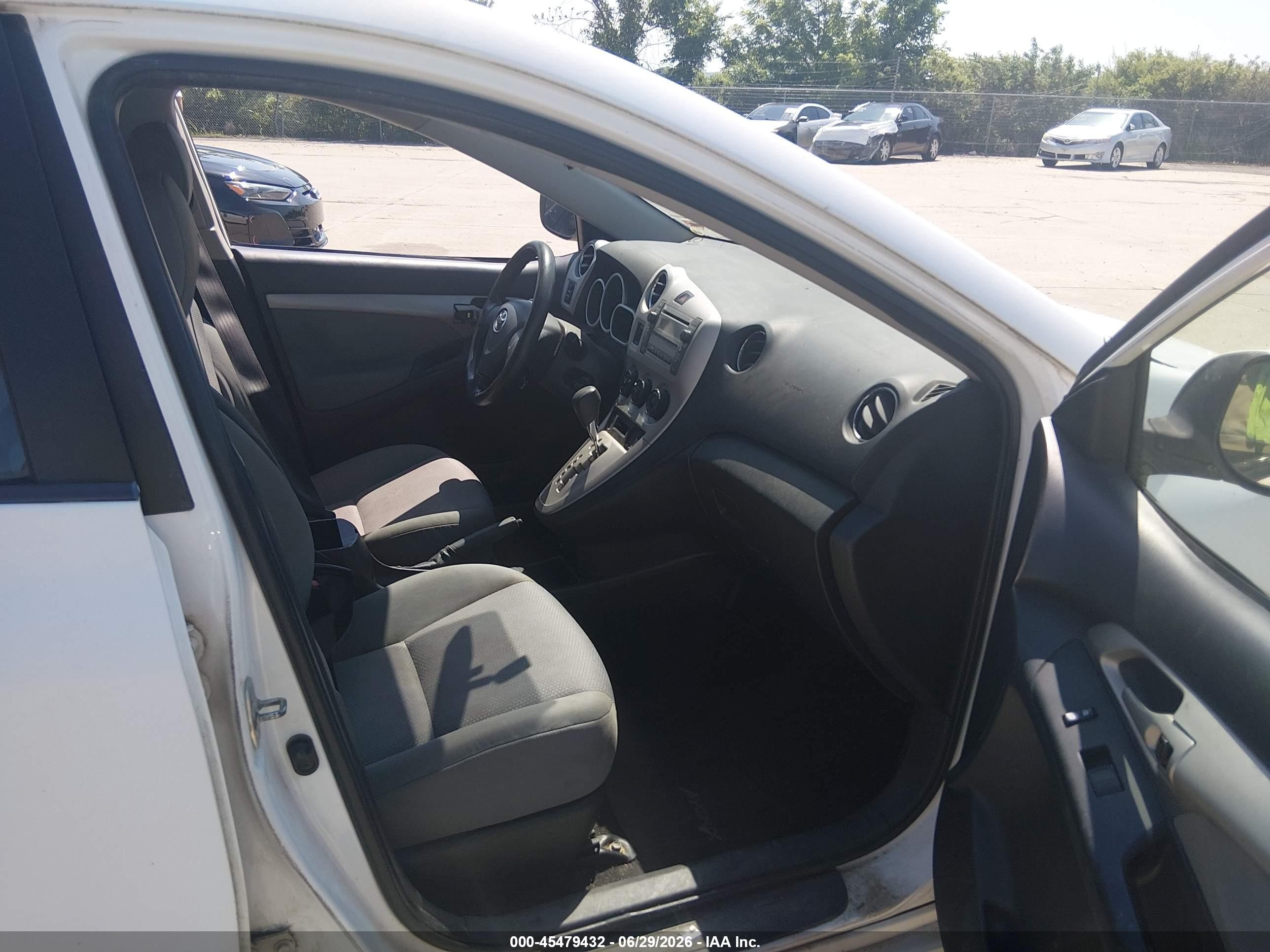 2010 Toyota Matrix   White vin: 2T1KU4EE2AC275885