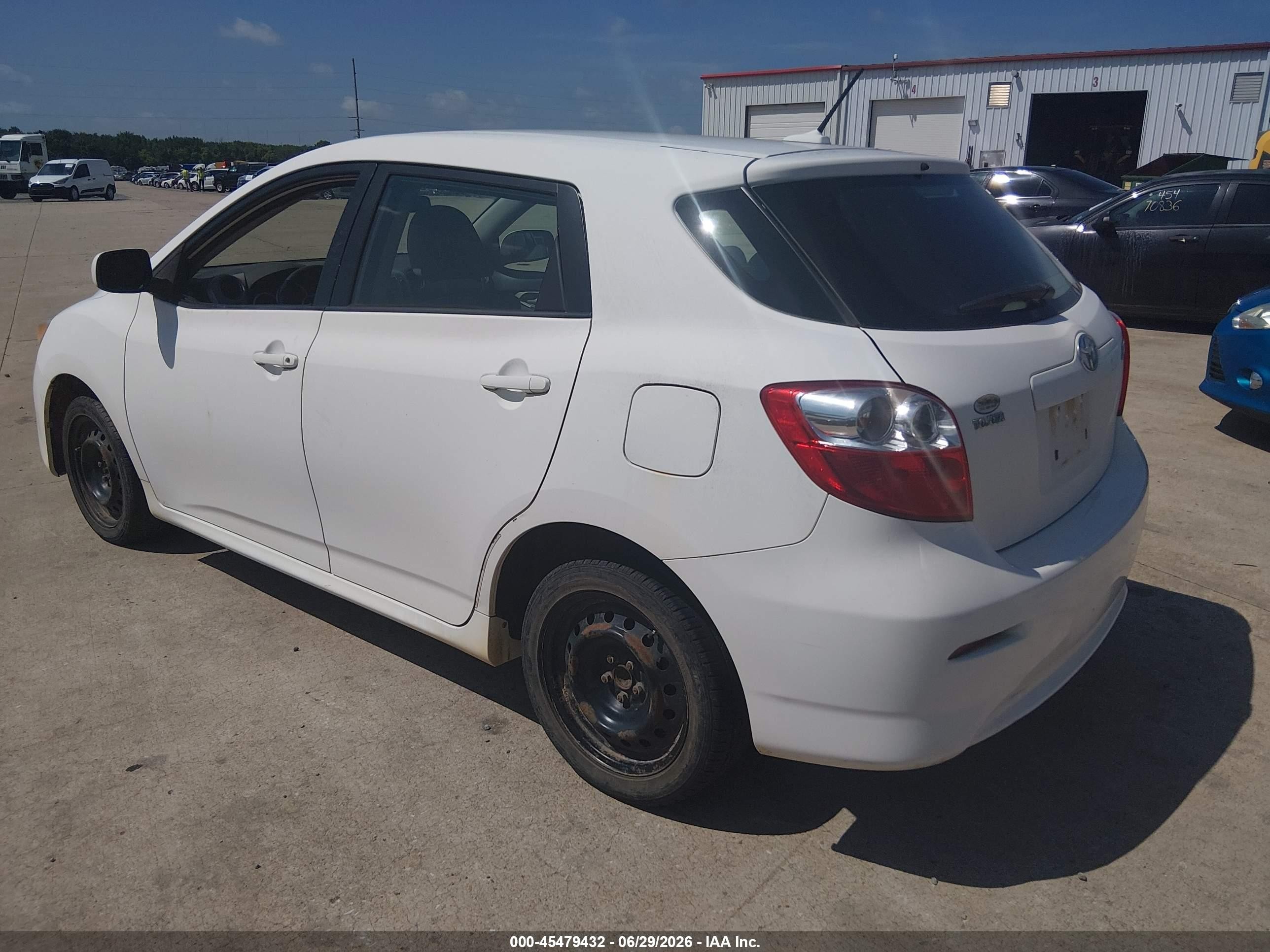 2010 Toyota Matrix   White vin: 2T1KU4EE2AC275885