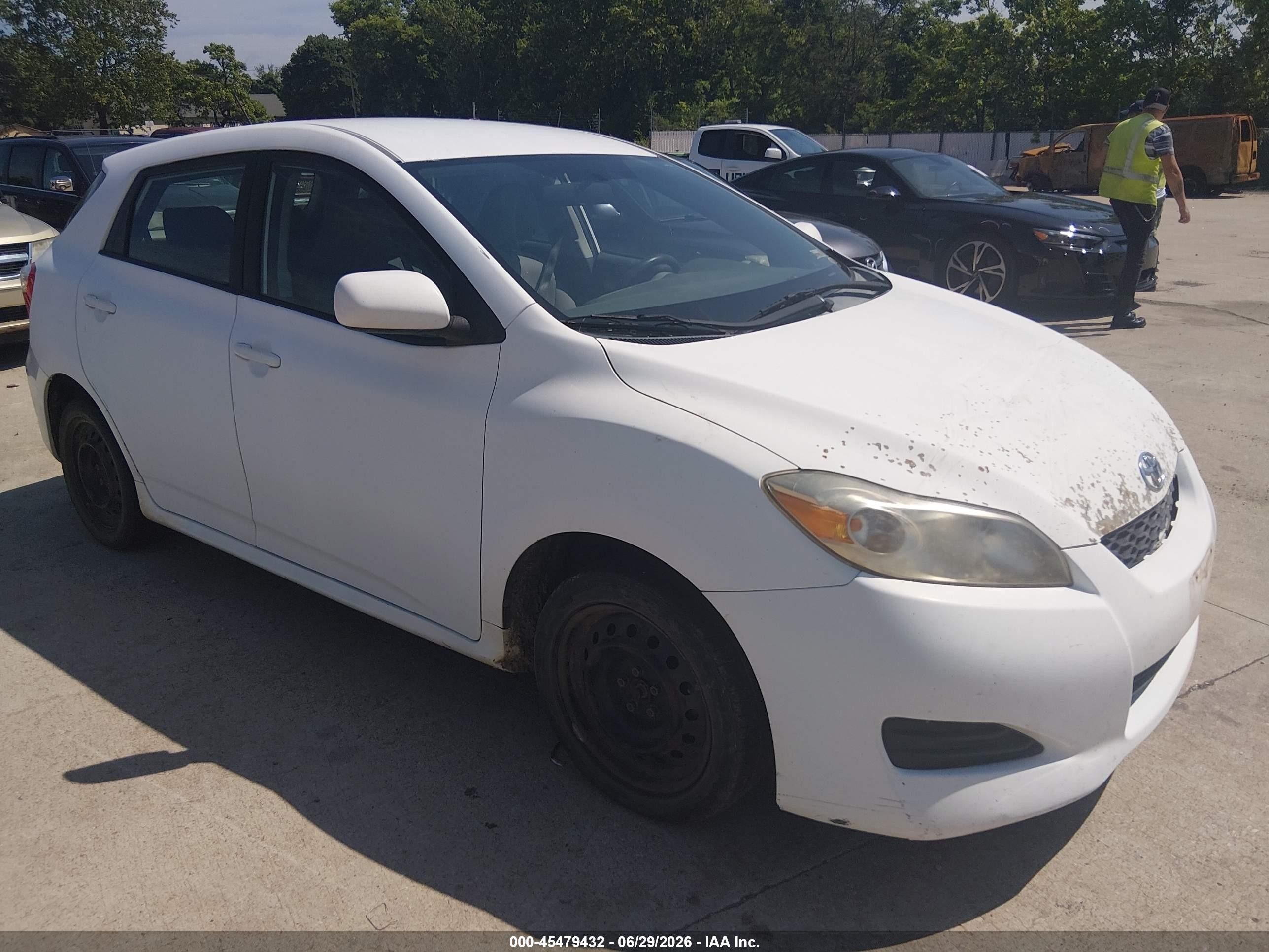 2010 Toyota Matrix   White vin: 2T1KU4EE2AC275885
