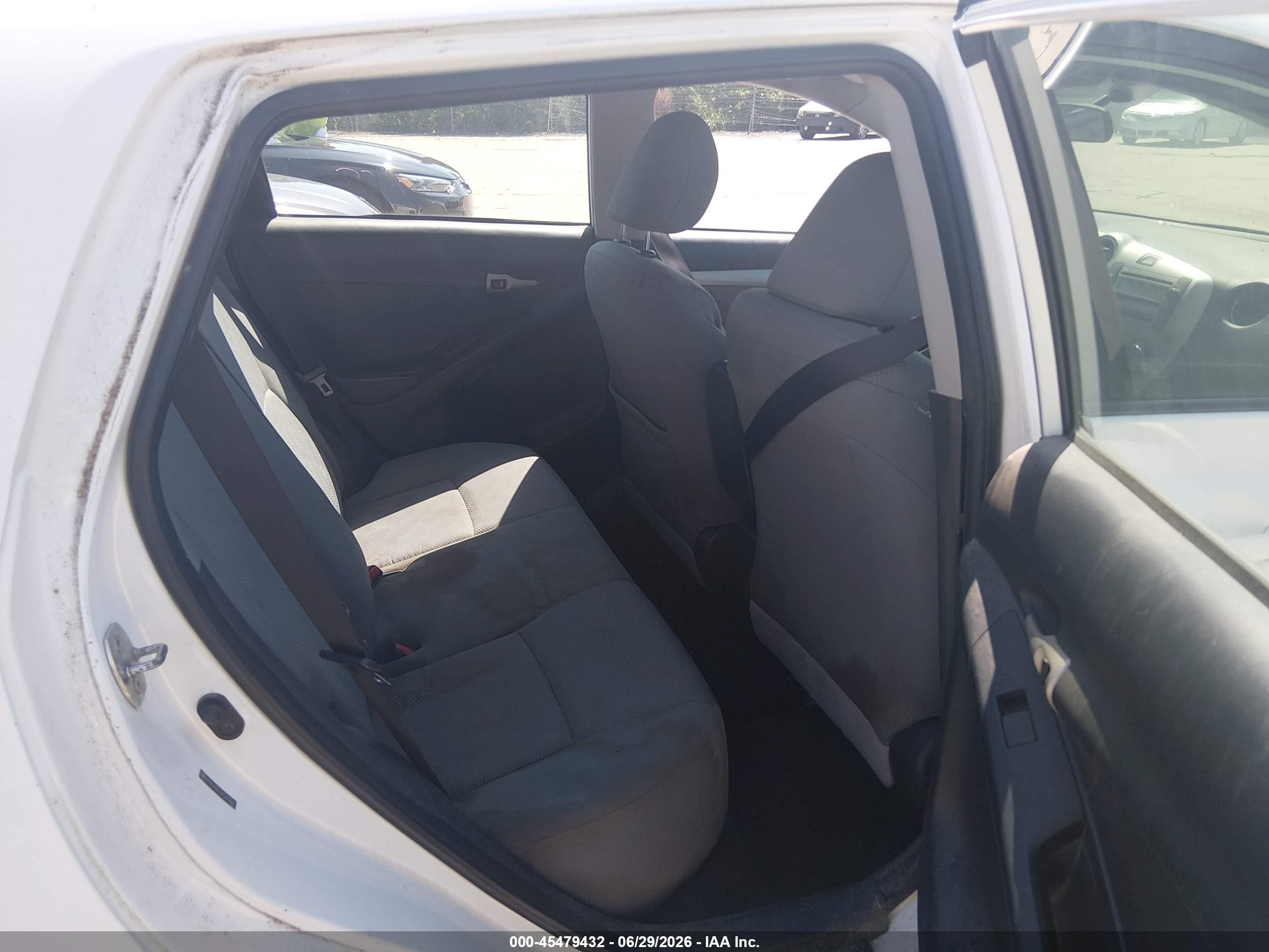 2010 Toyota Matrix   White vin: 2T1KU4EE2AC275885