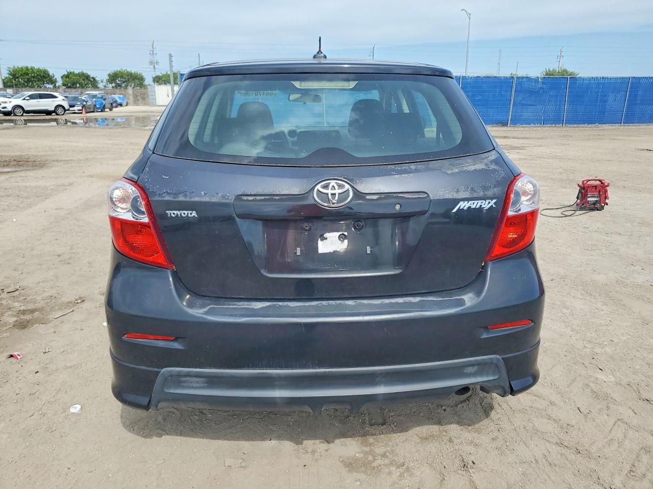 2010 Toyota Matrix Base White vin: 2T1KU4EE3AC245973