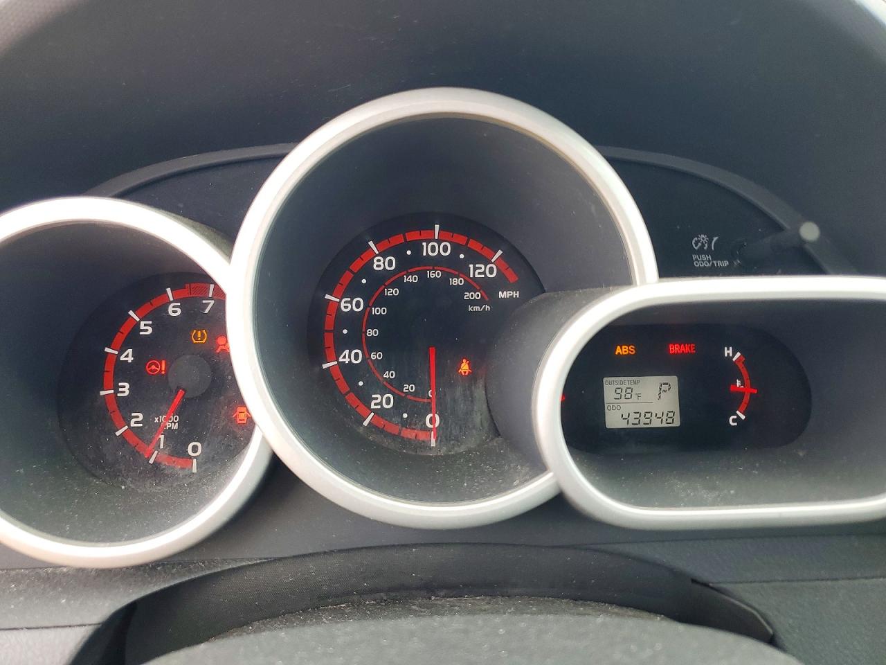 2010 Toyota Matrix Base White vin: 2T1KU4EE3AC245973