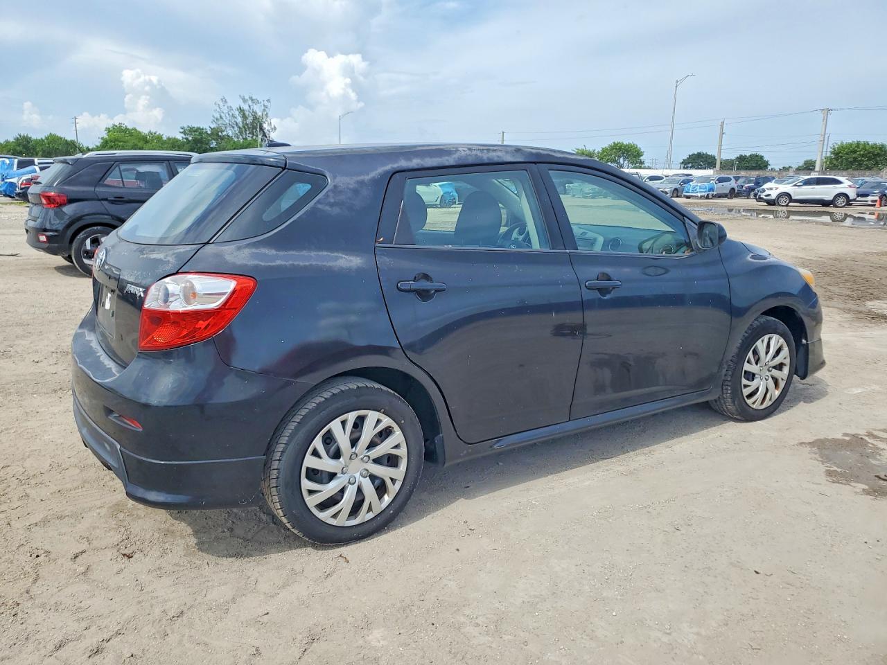 2010 Toyota Matrix Base White vin: 2T1KU4EE3AC245973