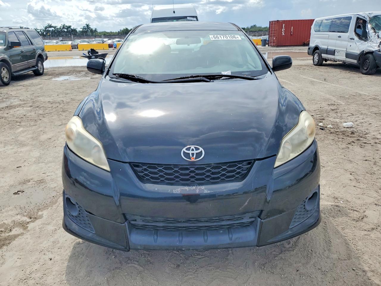 2010 Toyota Matrix Base White vin: 2T1KU4EE3AC245973