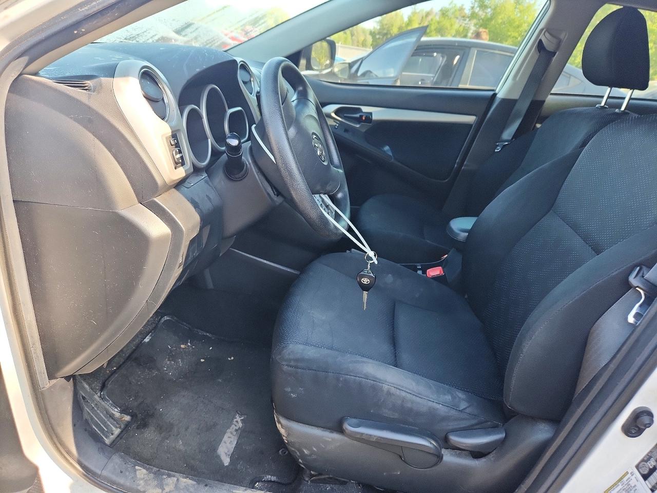 2010 Toyota Matrix Base White vin: 2T1KU4EE3AC258559