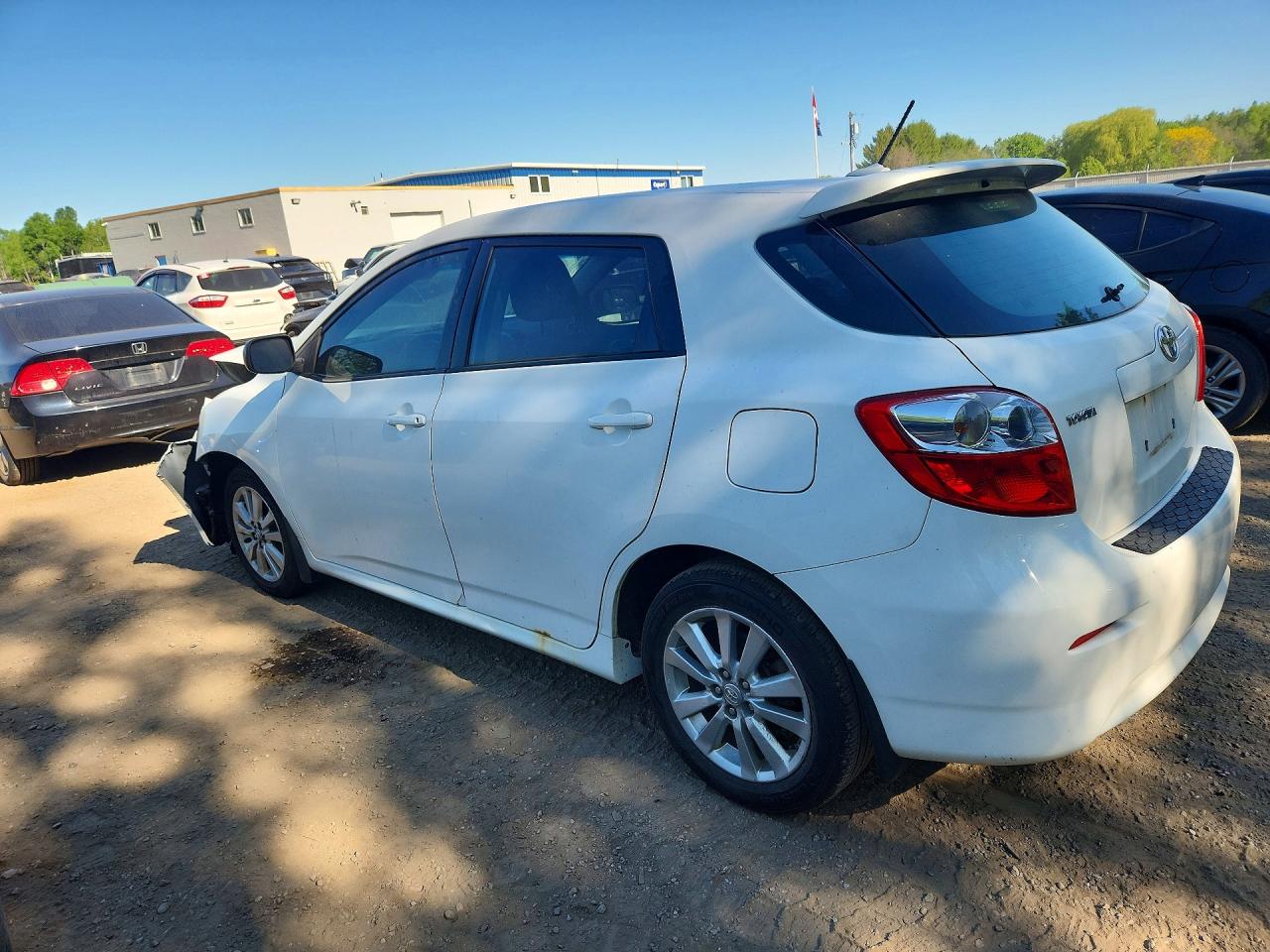 2010 Toyota Matrix Base White vin: 2T1KU4EE3AC258559