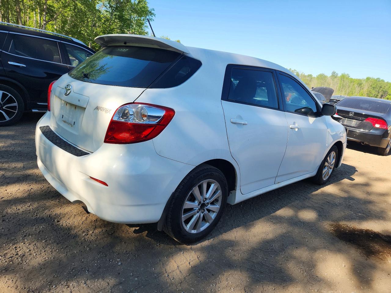 2010 Toyota Matrix Base White vin: 2T1KU4EE3AC258559