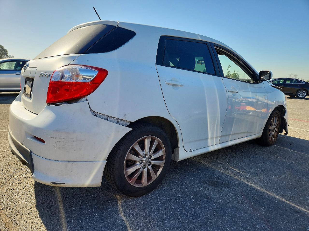 2010 Toyota Matrix Base White vin: 2T1KU4EE3AC371380