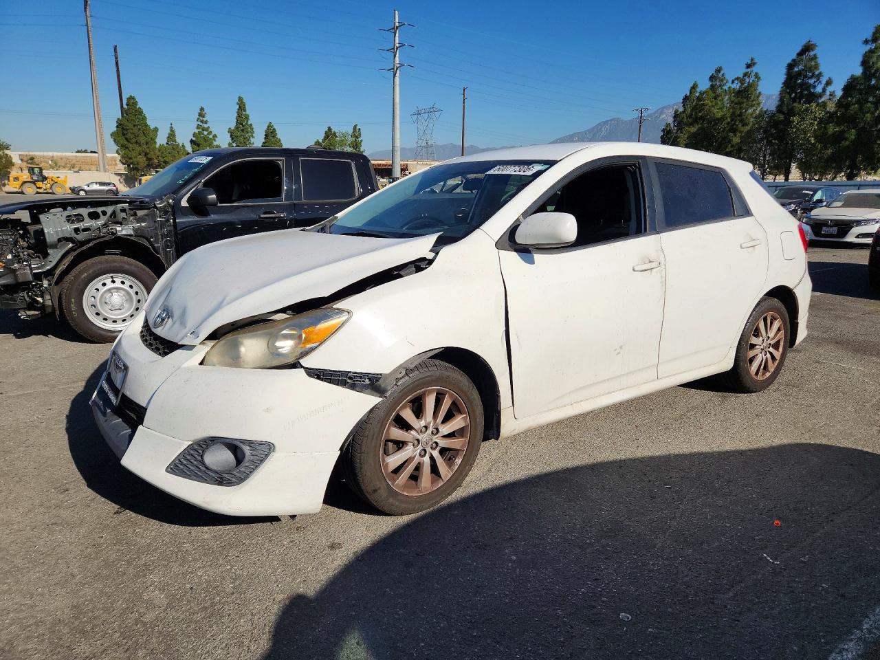 2010 Toyota Matrix Base White vin: 2T1KU4EE3AC371380