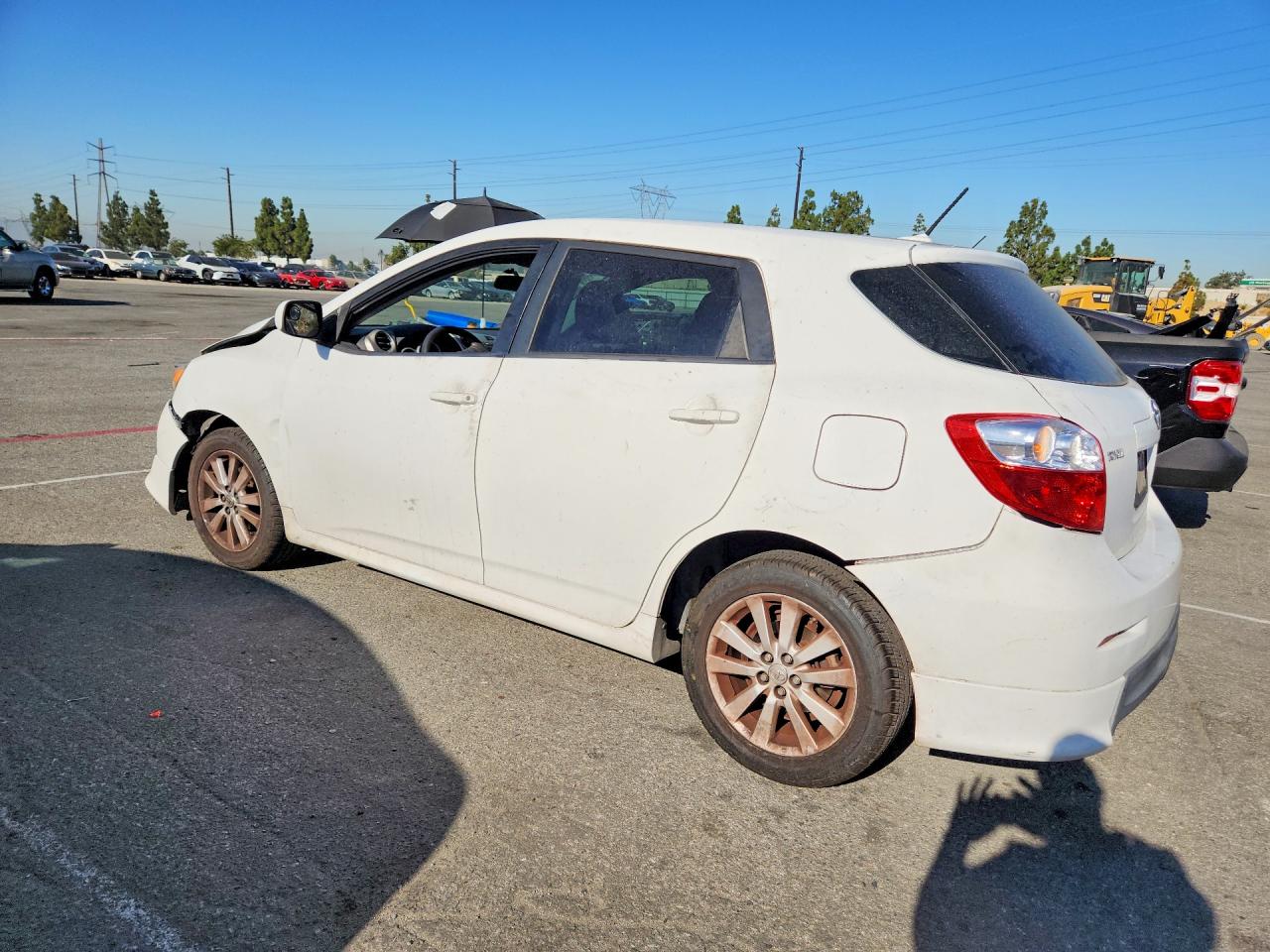 2010 Toyota Matrix Base White vin: 2T1KU4EE3AC371380