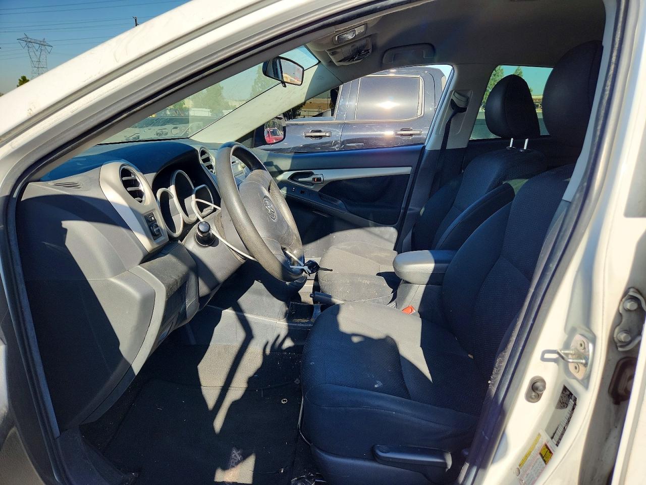 2010 Toyota Matrix Base White vin: 2T1KU4EE3AC371380