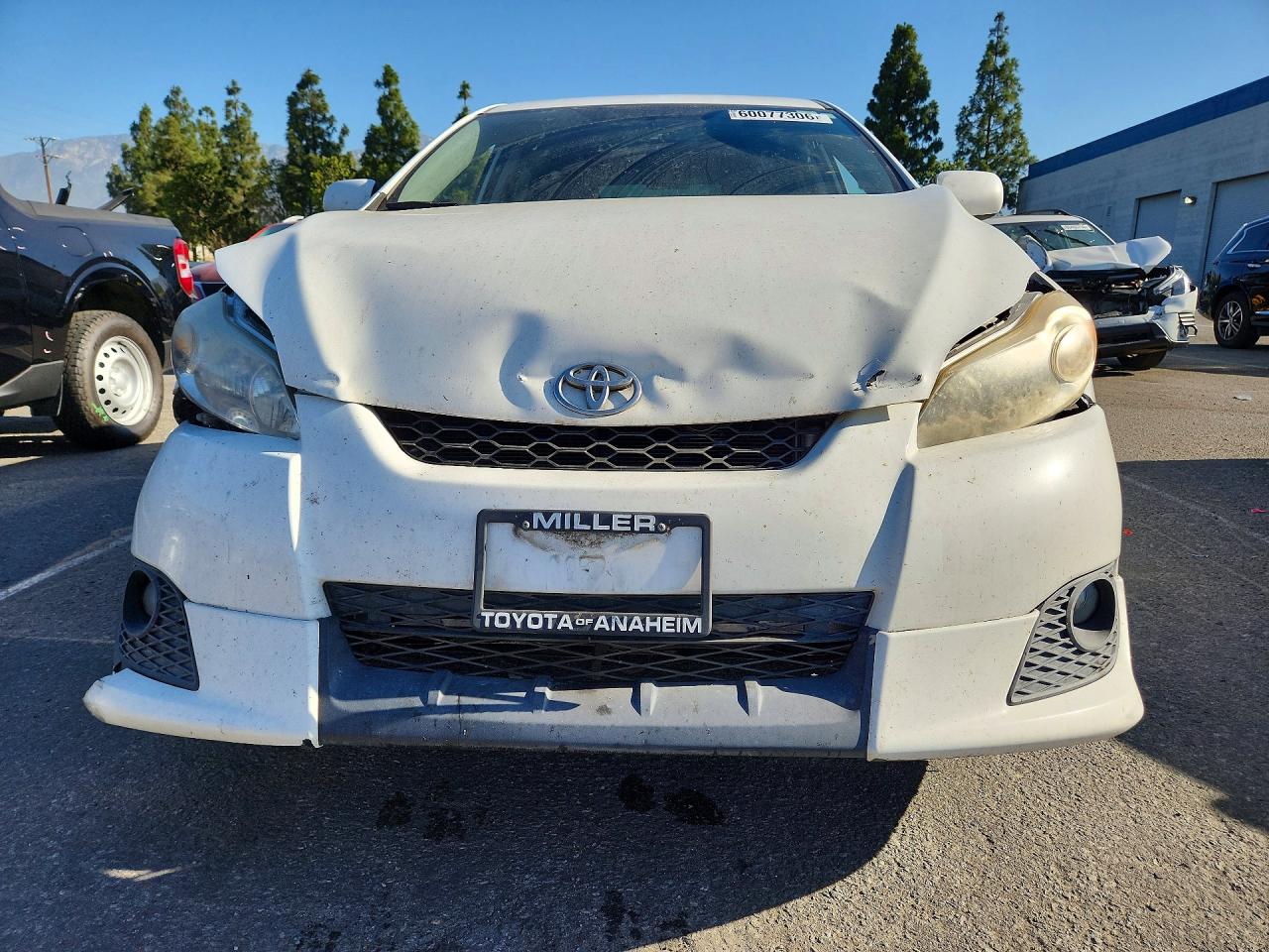 2010 Toyota Matrix Base White vin: 2T1KU4EE3AC371380