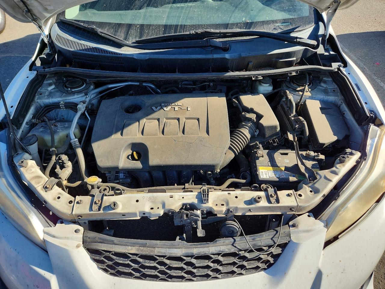 2010 Toyota Matrix Base White vin: 2T1KU4EE3AC371380