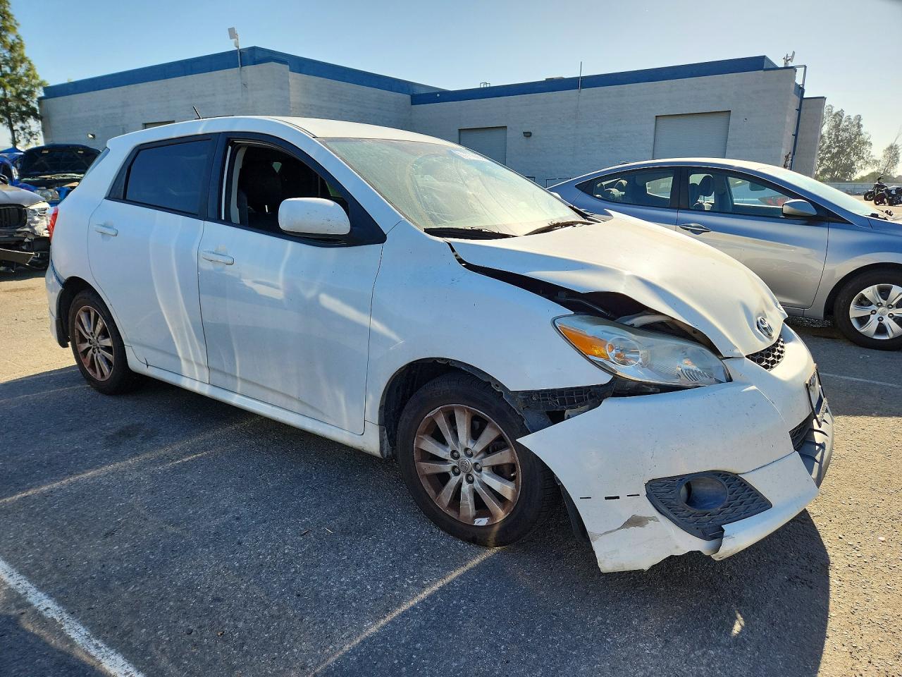2010 Toyota Matrix Base White vin: 2T1KU4EE3AC371380